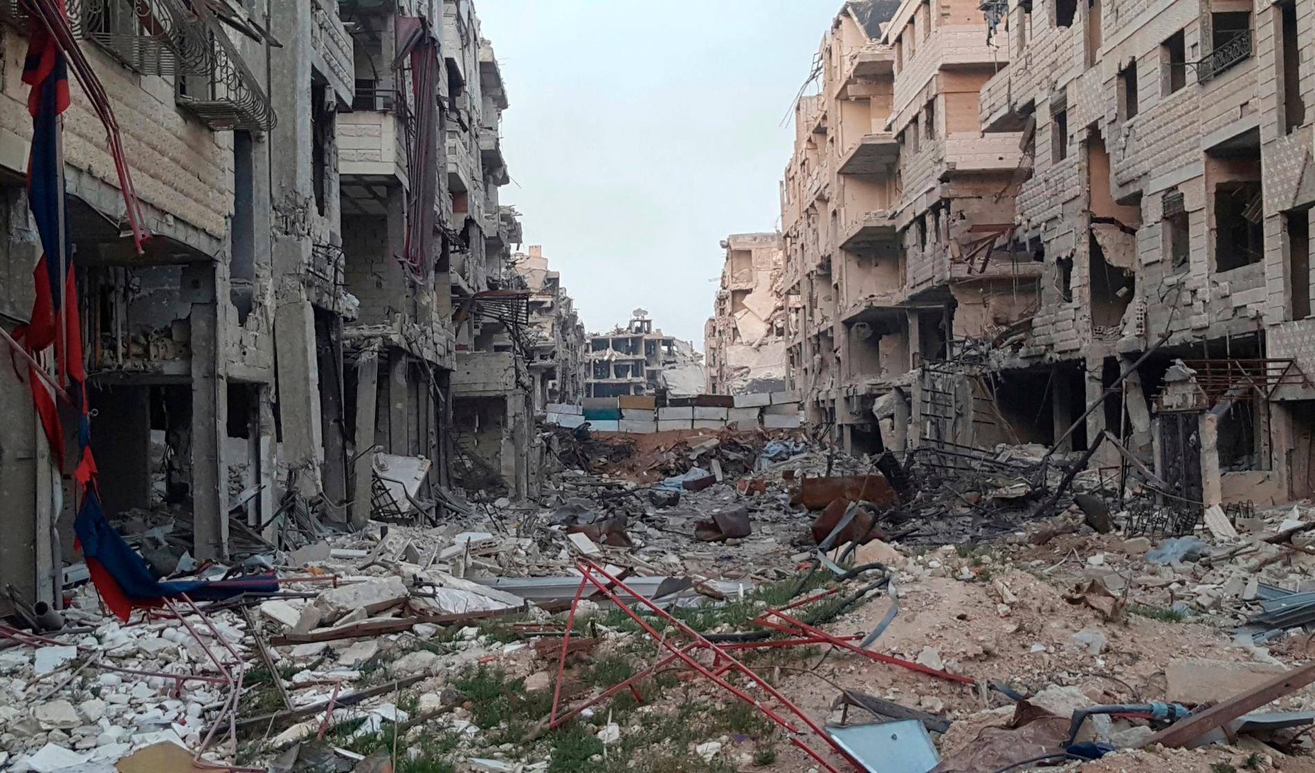 Förstörda byggnader i staden Harasta i östra Ghouta, fotograferade den 26 mars.