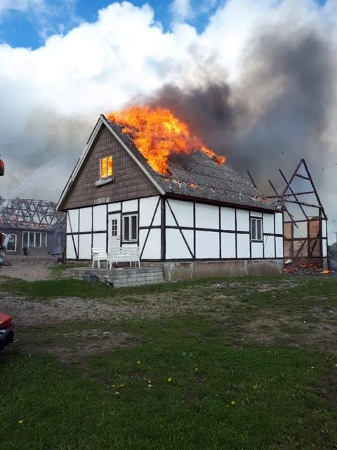 Ett av husen som brann i Baldringe under tisdagen. 