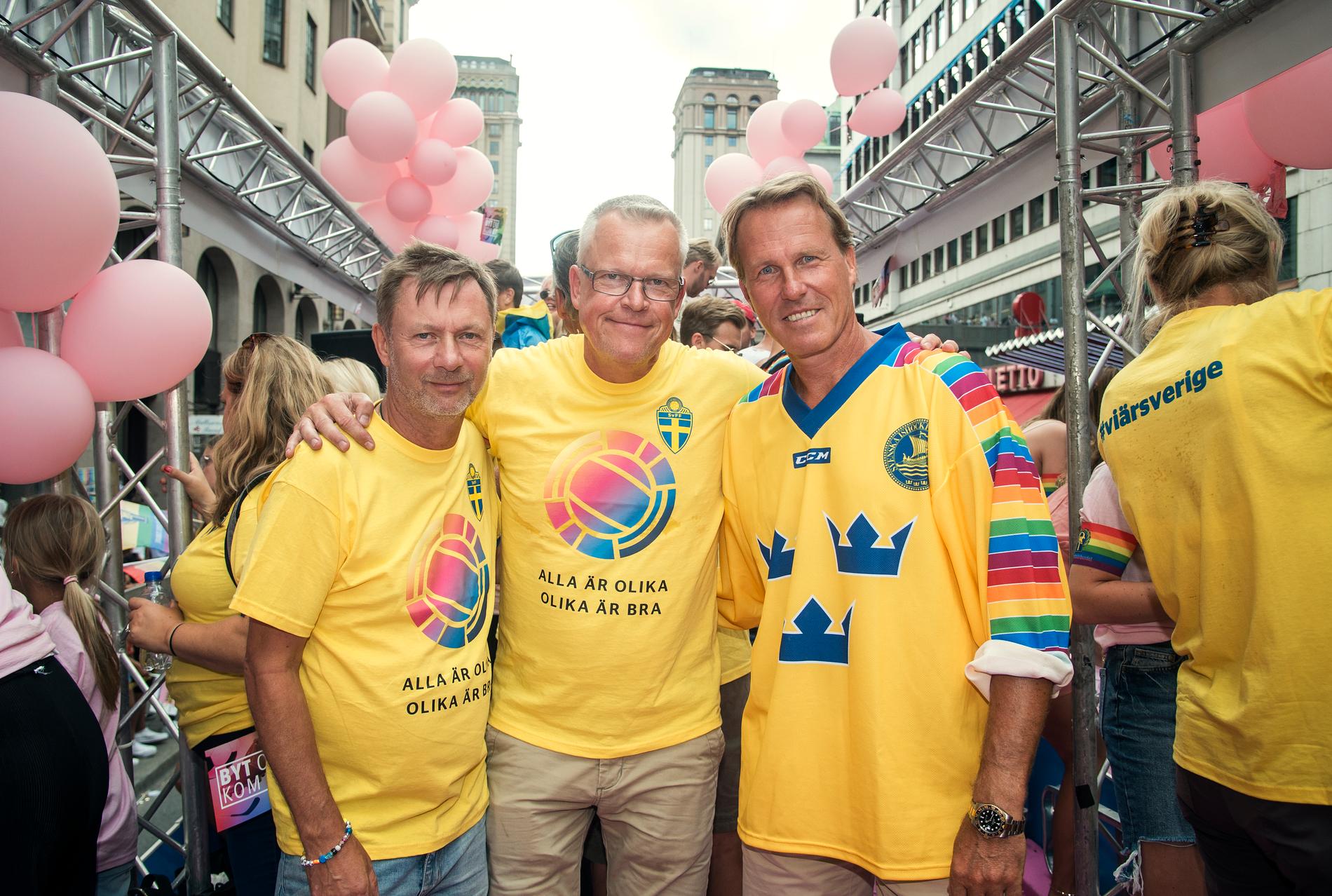 Peter Gerhardsson, Janne Andersson och Johan Garpenlöv på Sportbladets Prideflak. 