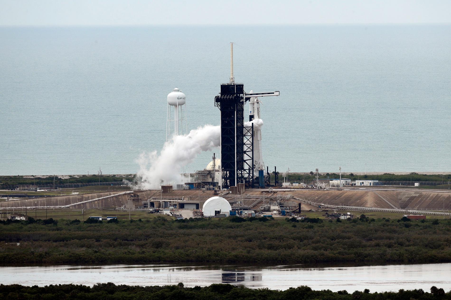 Space X-raketen Falcon 9, med två amerikanska astronauter ombord, hann långt i föreberedelserna för uppskjutning innan vädret satte stopp.