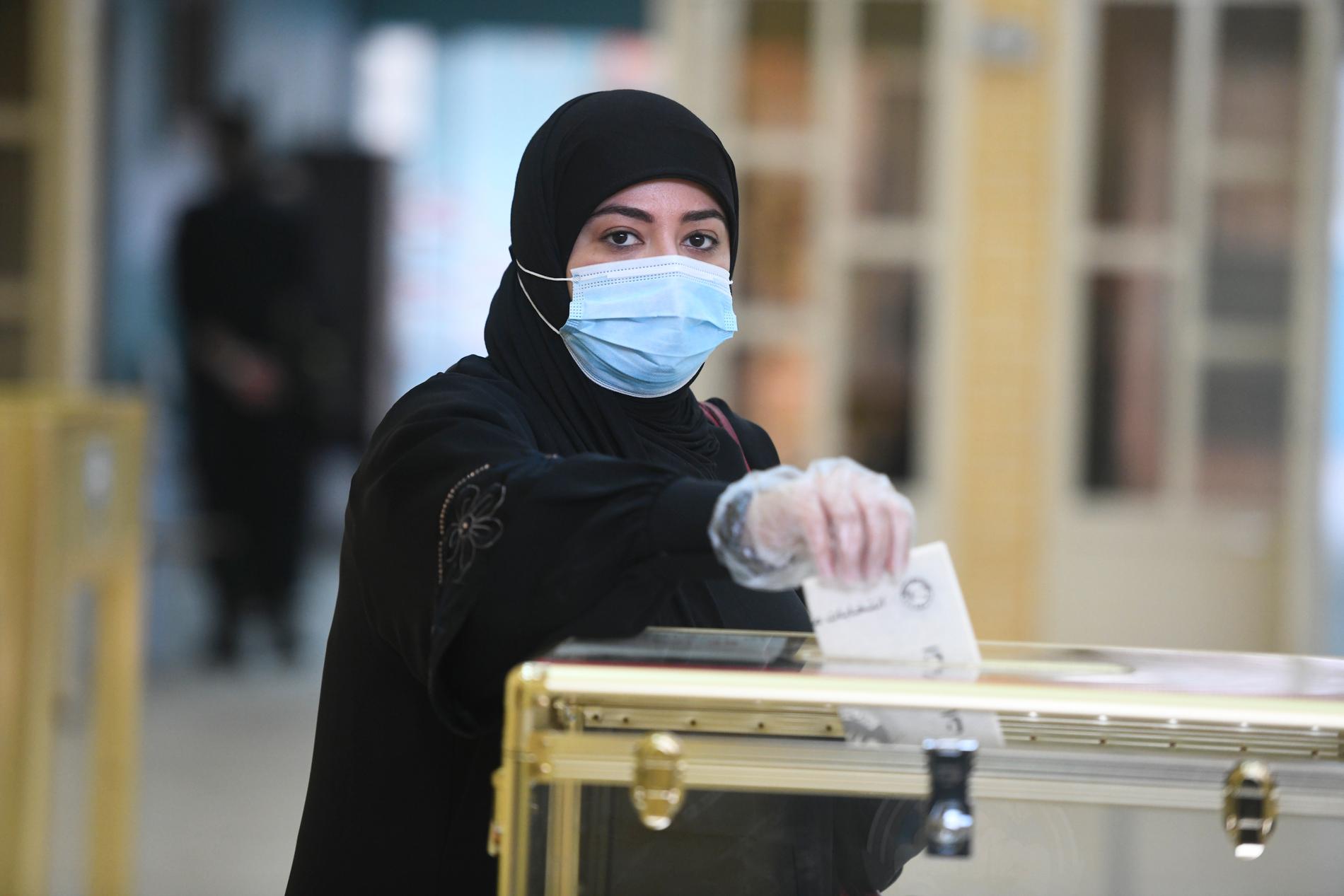 I Kuwait har kvinnor haft rösträtt i 15 år. Här lämnas en röst i staden Hawally i Kuwait.