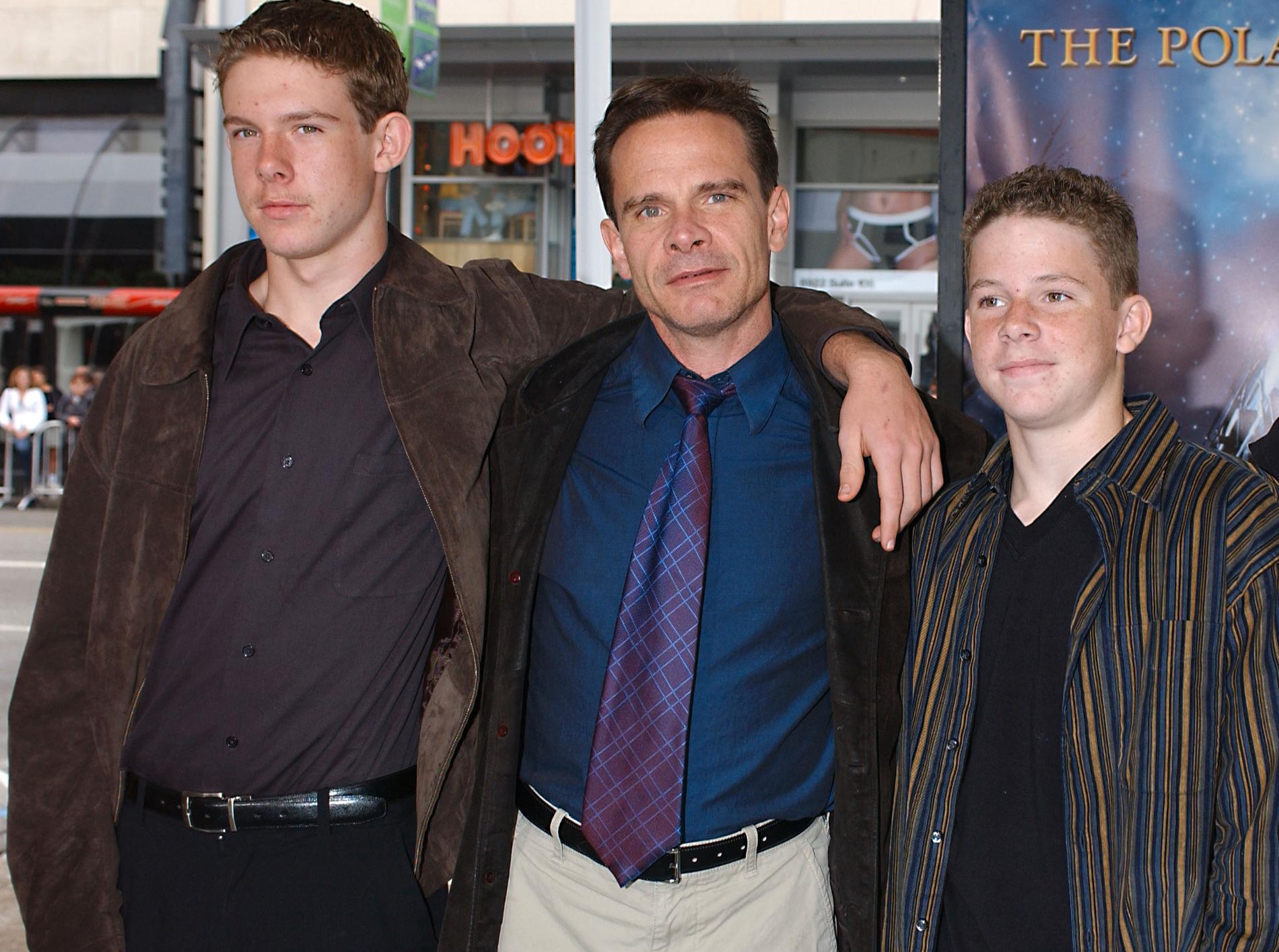Peter Scolari med sina två söner Nick och Joe vid en filmpremiär 2004.