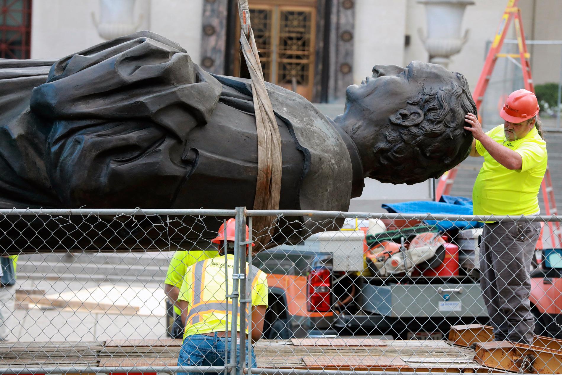 En staty som föreställer Christofer Columbus tas bort i den amerikanska staten Columbus i Ohio. 