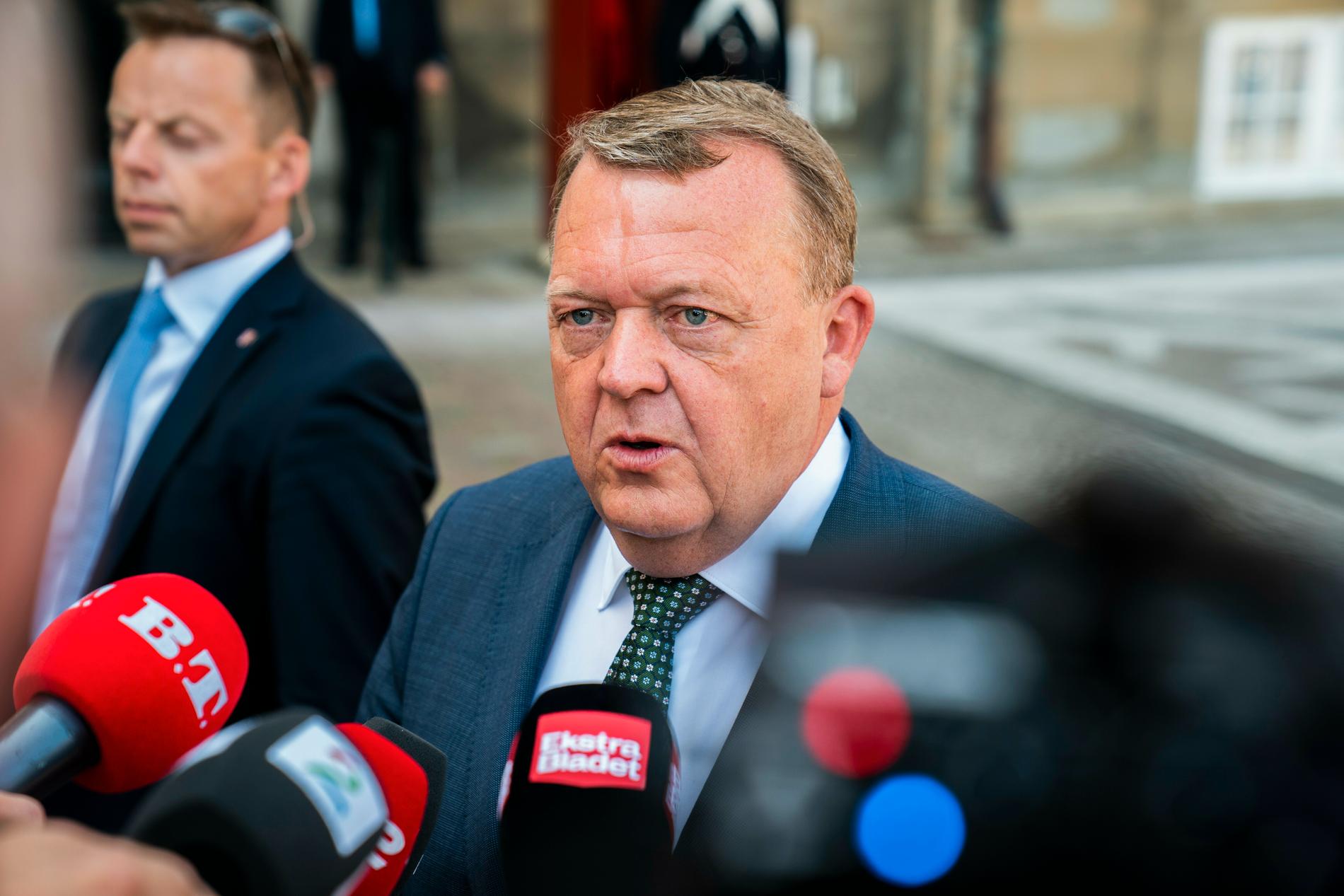 Avgående statsminister Lars Løkke Rasmussen, Venstre, talar med pressen efter att han besökt Amalienborg för att uppmana drottning Margrethe om att utse Mette Frederiksen (S) till ny statsminister.
