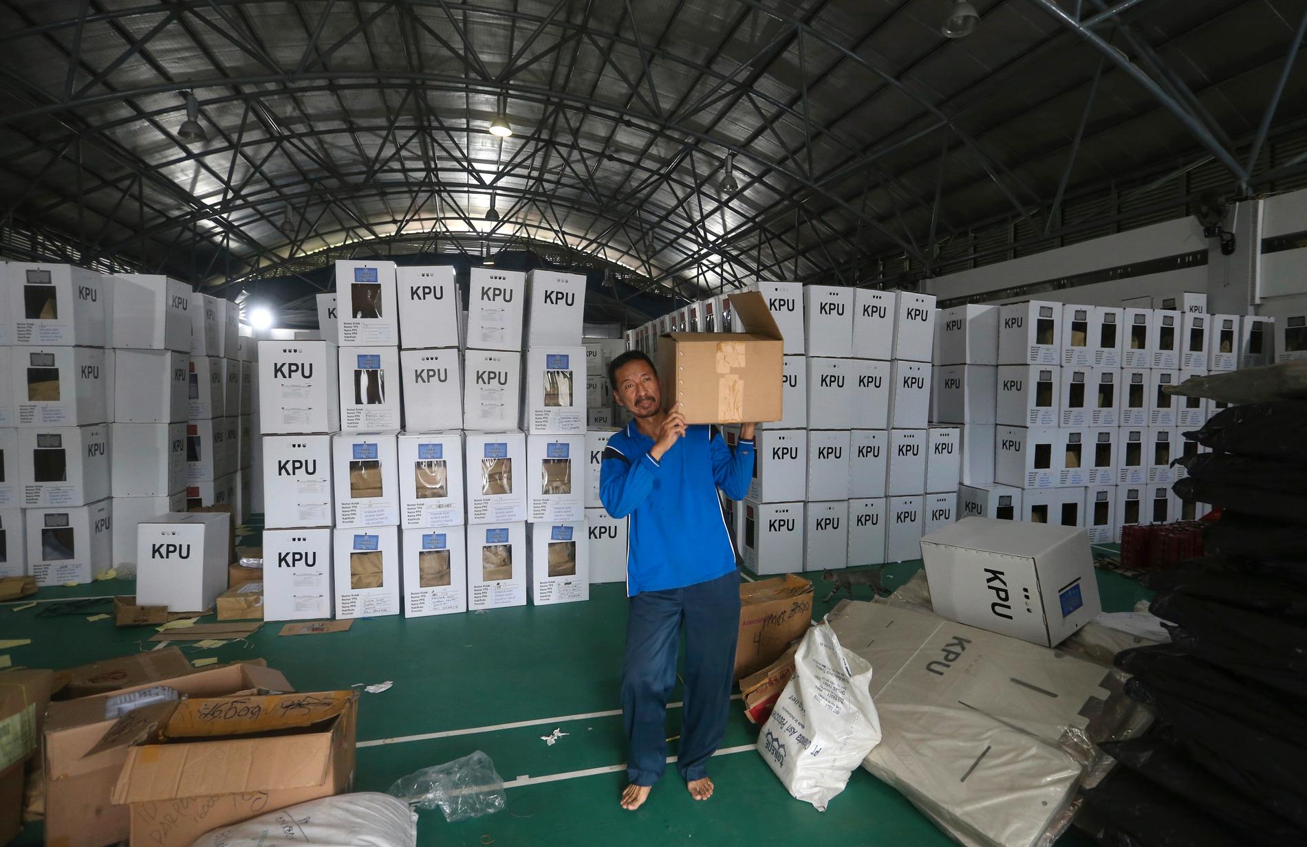 Enorm valapparat. Material som ska distribueras till vallokaler i Indonesien, där 192 miljoner människor är röstberättigade.
