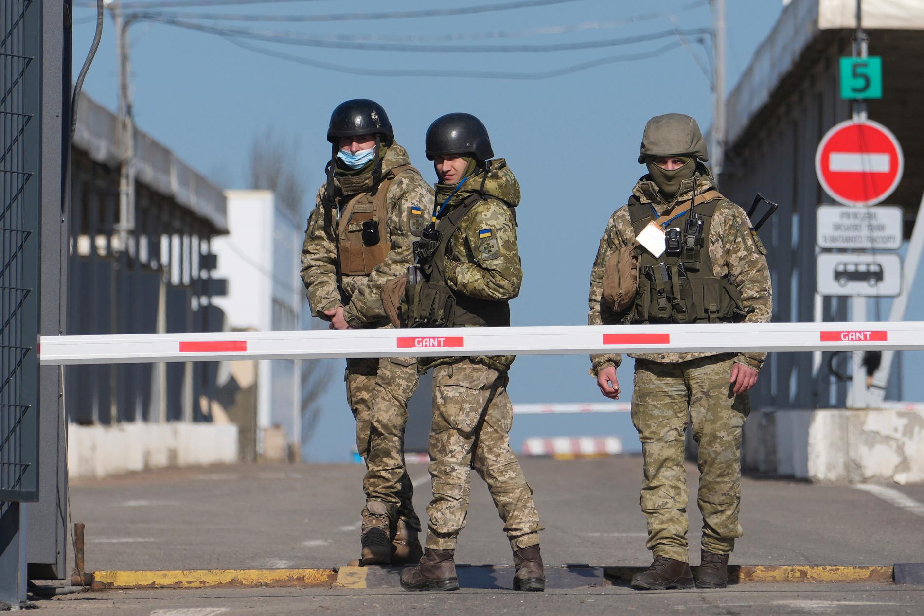 Ukrainska gränsvakter vid en checkpoint mot området Novotroitske i östra delarna av landet som kontrolleras av separatister med stöd från Ryssland. 