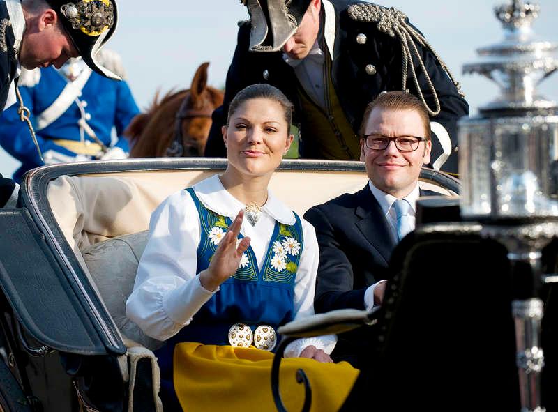 vågar fira  Kronprinsessan Victoria och prins Daniel anländer till nationaldagsfirandet, ett firande som flera skribenter tävlar i att smutskasta.Foto: