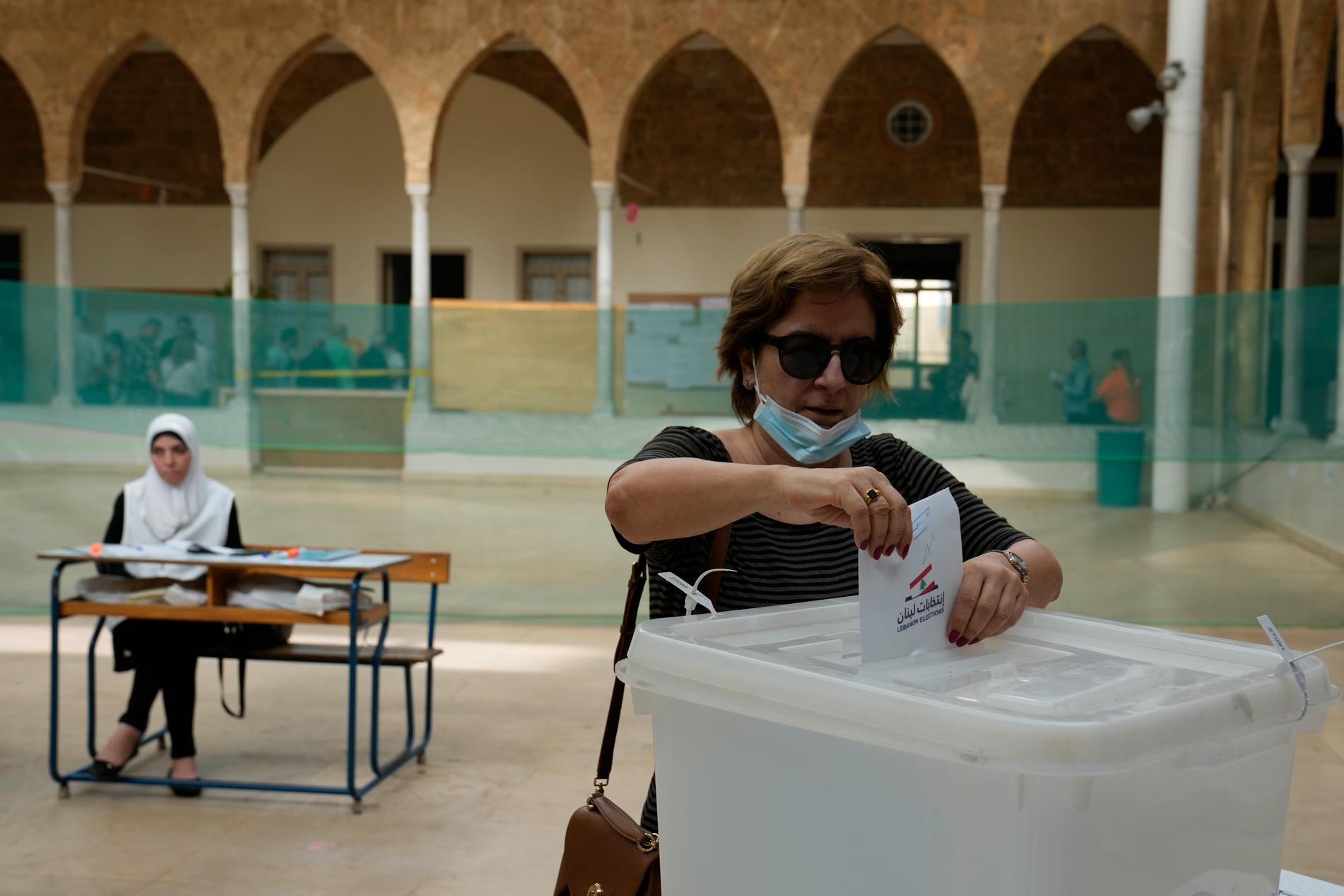 En libanesisk kvinna röstar i huvudstaden Beirut under söndagens parlamentsval.