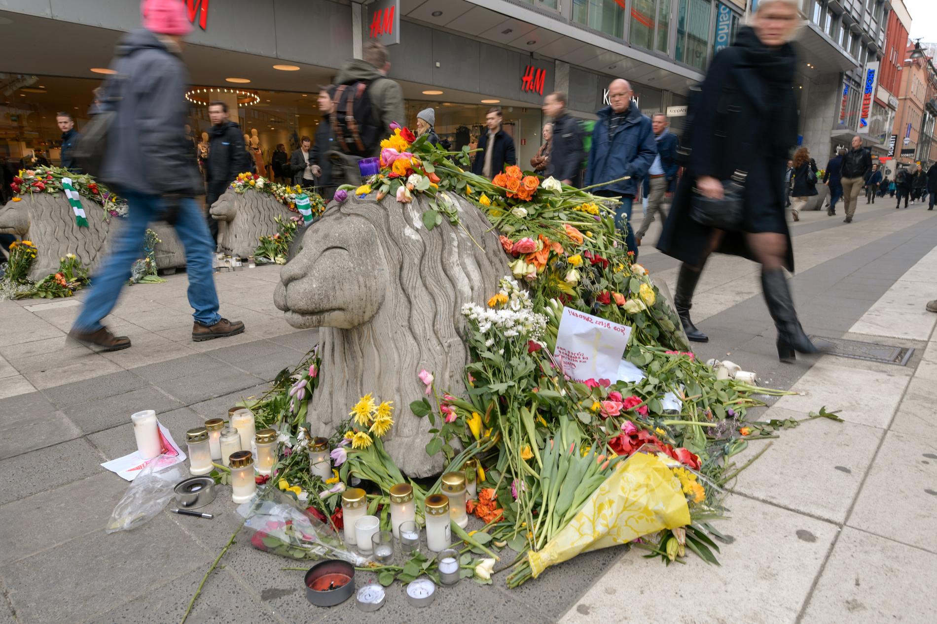 Blommor för att hedra de fem människor som dödades och det tiotal som skadades vid attentatet på Drottninggatan i Stockholm den 7 april 2017. Arkivbild