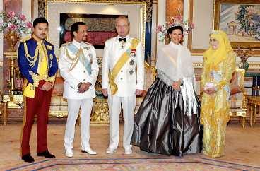 imponerade gäster Sultan Hassanal Bolkiah och hustrun Rajia Isteri Pengiran tog emot sina imponerade gäster kung Carl Gustaf och drottning Silvia i palatset Istana Nurul Iman i Bruneis huvudstad. För några år sedan var sultanens och hans brors gäster ofta av ett annat slag: unga, vackra fotomodeller, skådespelerskor och lyxprostituerade fick furstligt betalt för att "underhålla" kungligheterna och deras vänner. Till vänster Bruneis kronprins.