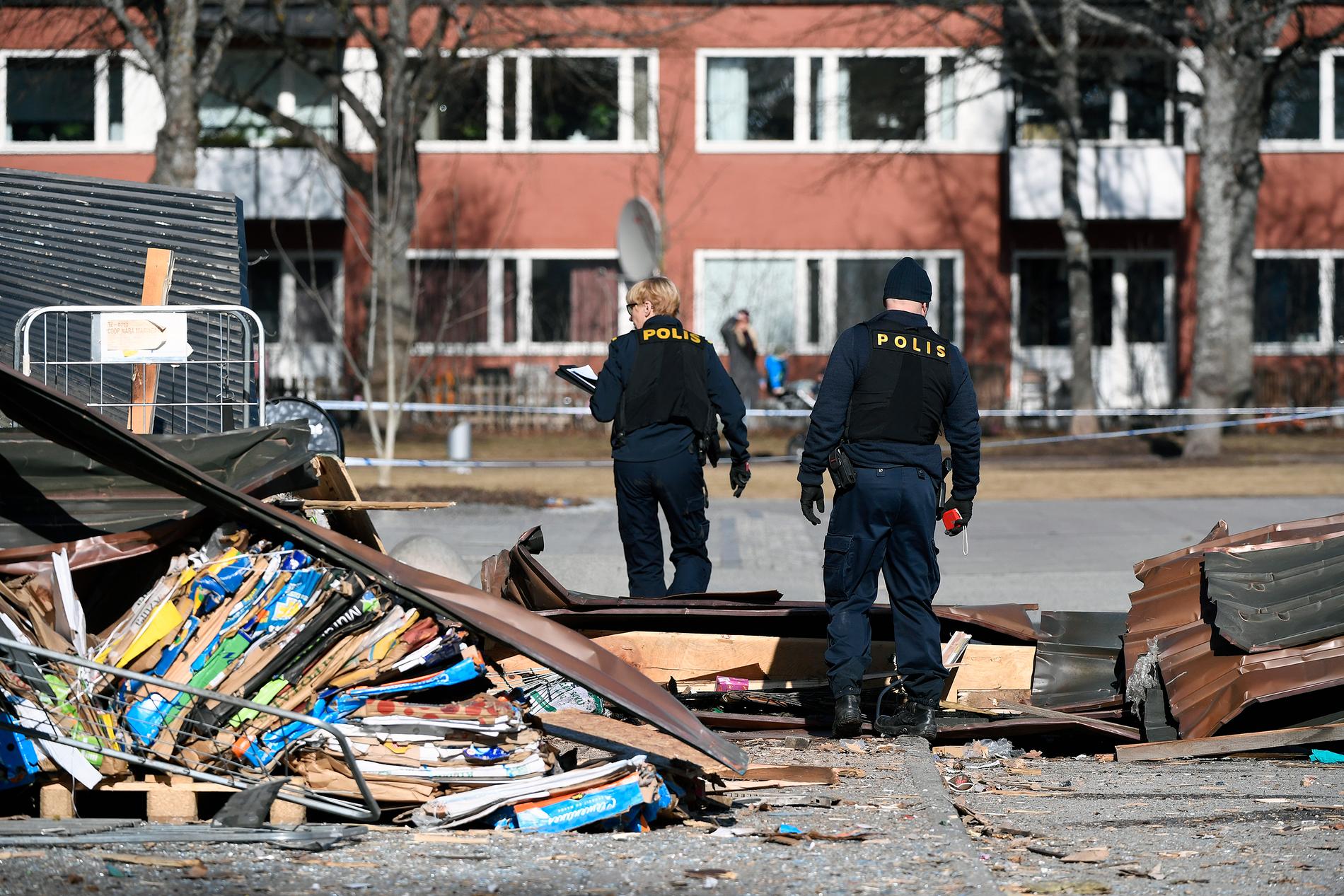 En person har skadats i en kraftig explosion vid en butik på Kvarntorget i centrala Uppsala. Bombskyddet har undersökt platsen. 