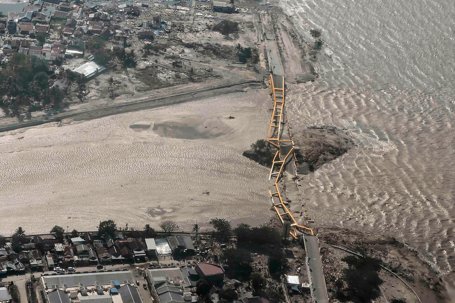 Bron närmast havet över Palu River har helt kollapsat. 