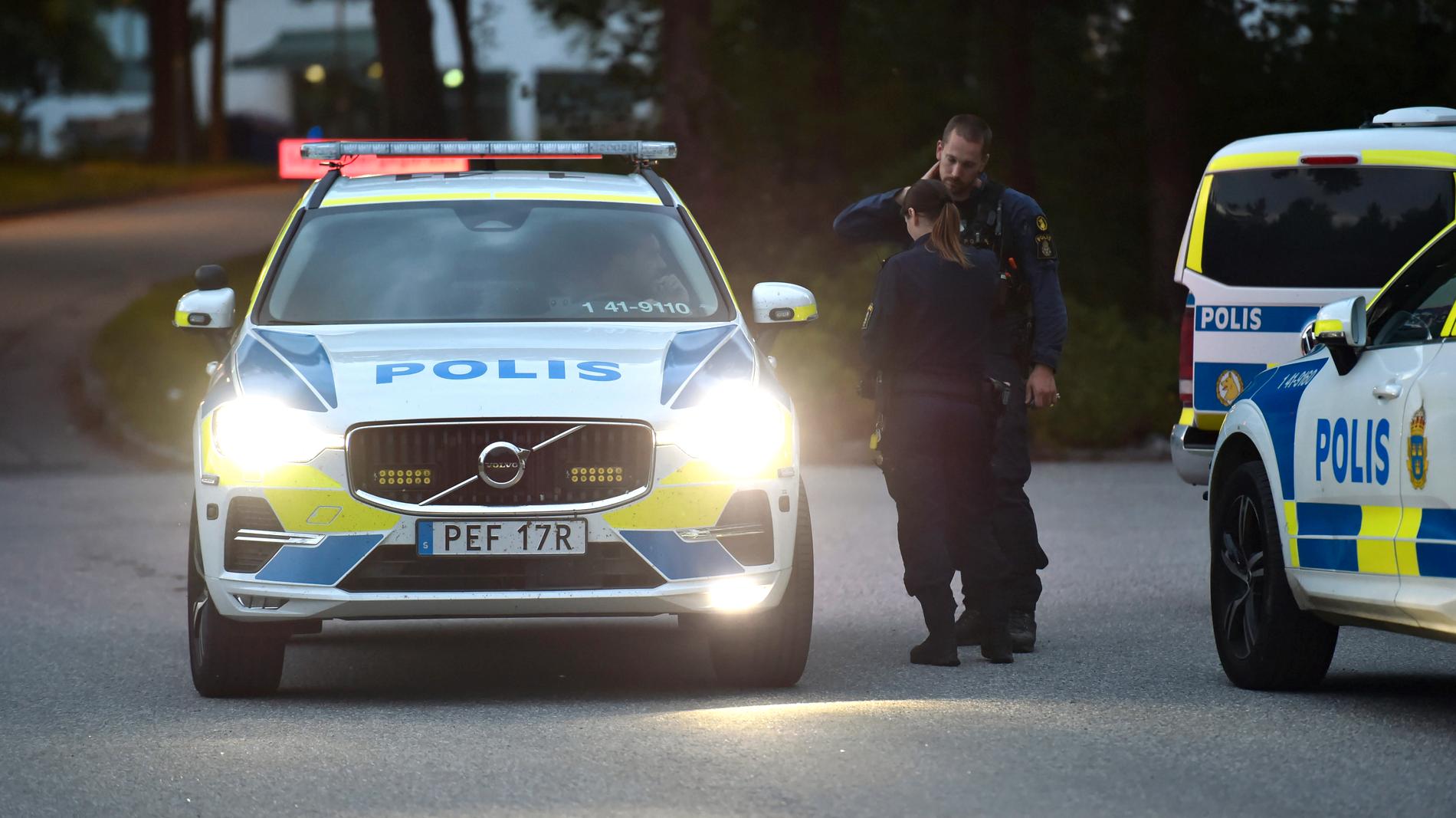 En skjuten person person  har hittats i en trappuppgång i Eskilstuna. 
