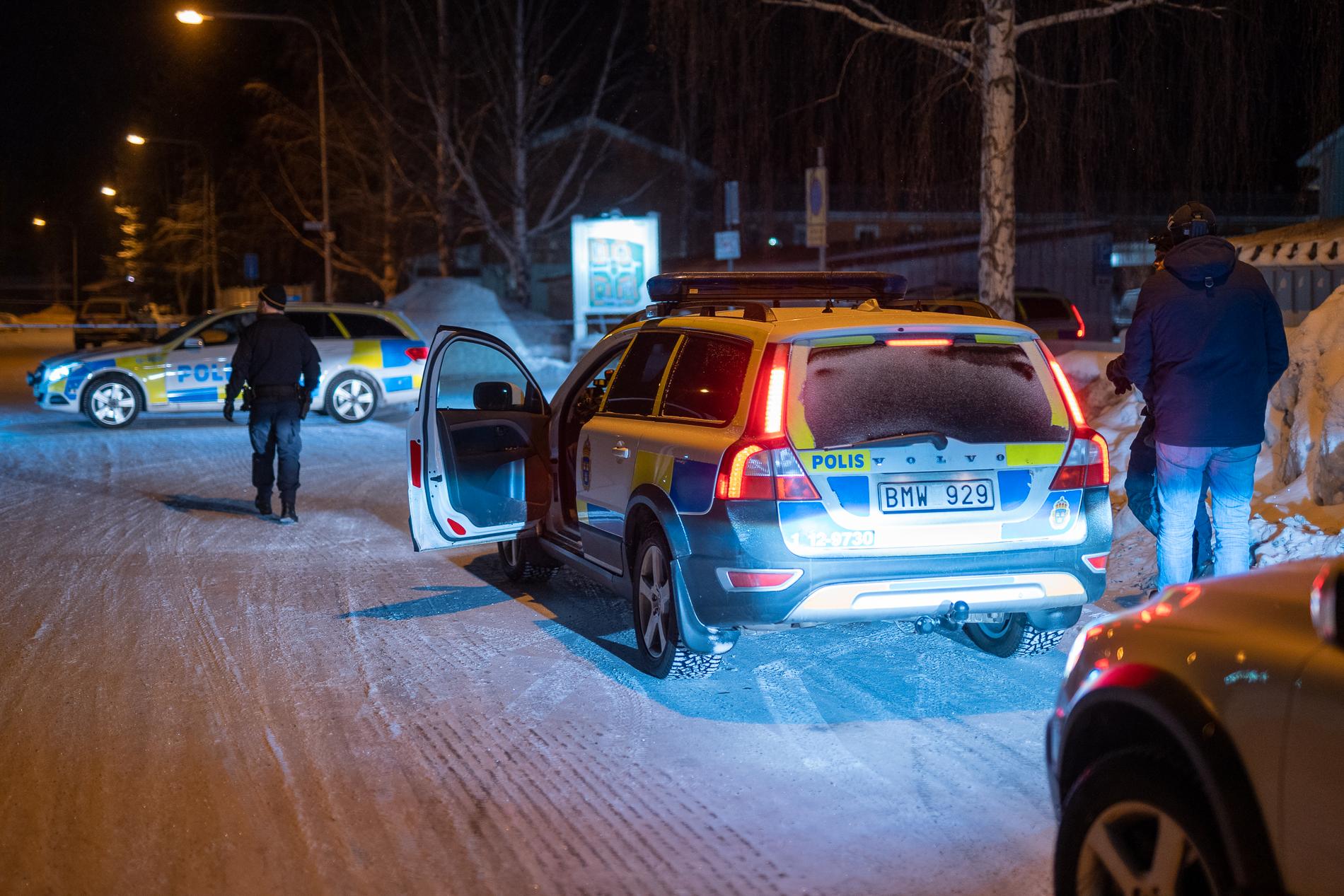 Polisen har spärrat av stora delar av Östra Ersboda efter att flera hittats skjutna.
