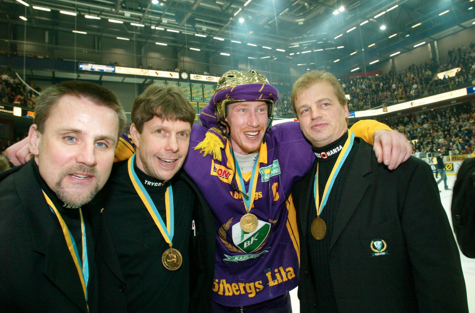 Tommy Samuelsson, Bo ”Kulon” Lennartsson, Jörgen Jönsson och  Bengt-Åke Gustafsson efter FBK:s SM-guld 2002.