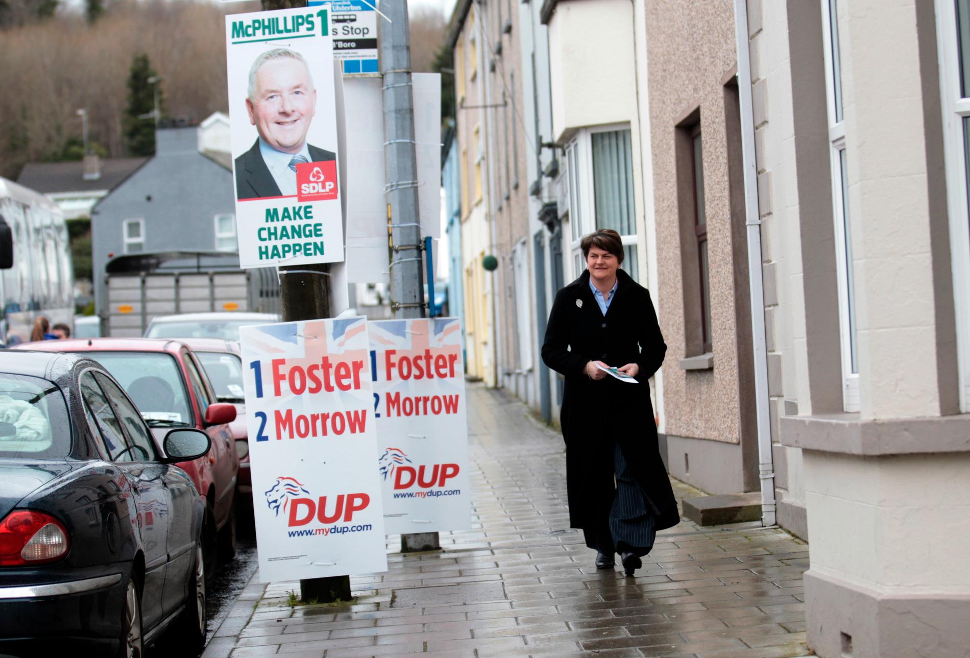 Unionistpartiet DUP:s ledare Arlene Foster under fjolårets regionala valkampanj i Nordirland. Arkivbild.