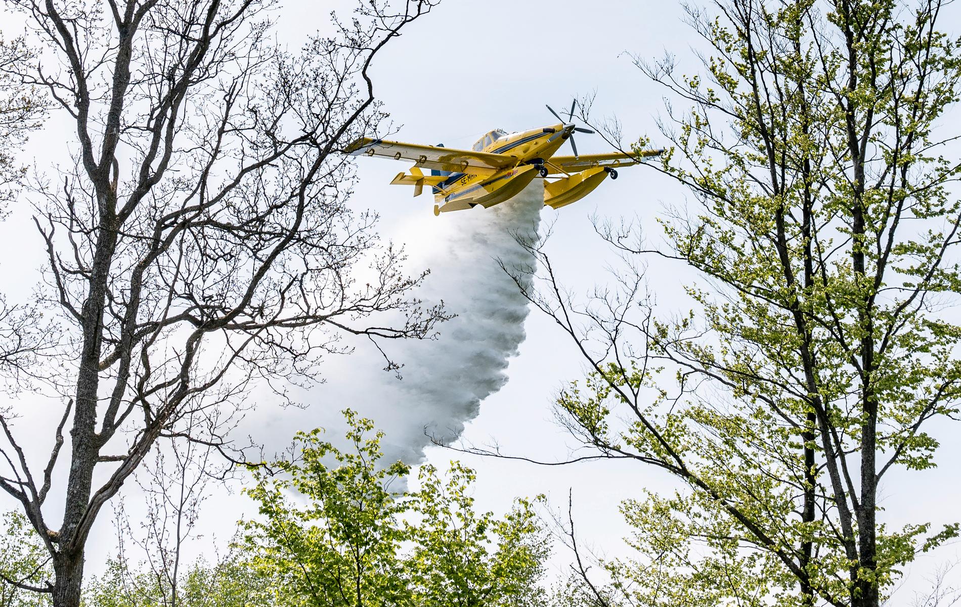 Två markbränder härjar i trakterna av Mönsterås och MSB bistår både med vattenskopande flygplan och helikoptrar som vattenbombar det brinnande skogsområdet. Arkivbild.