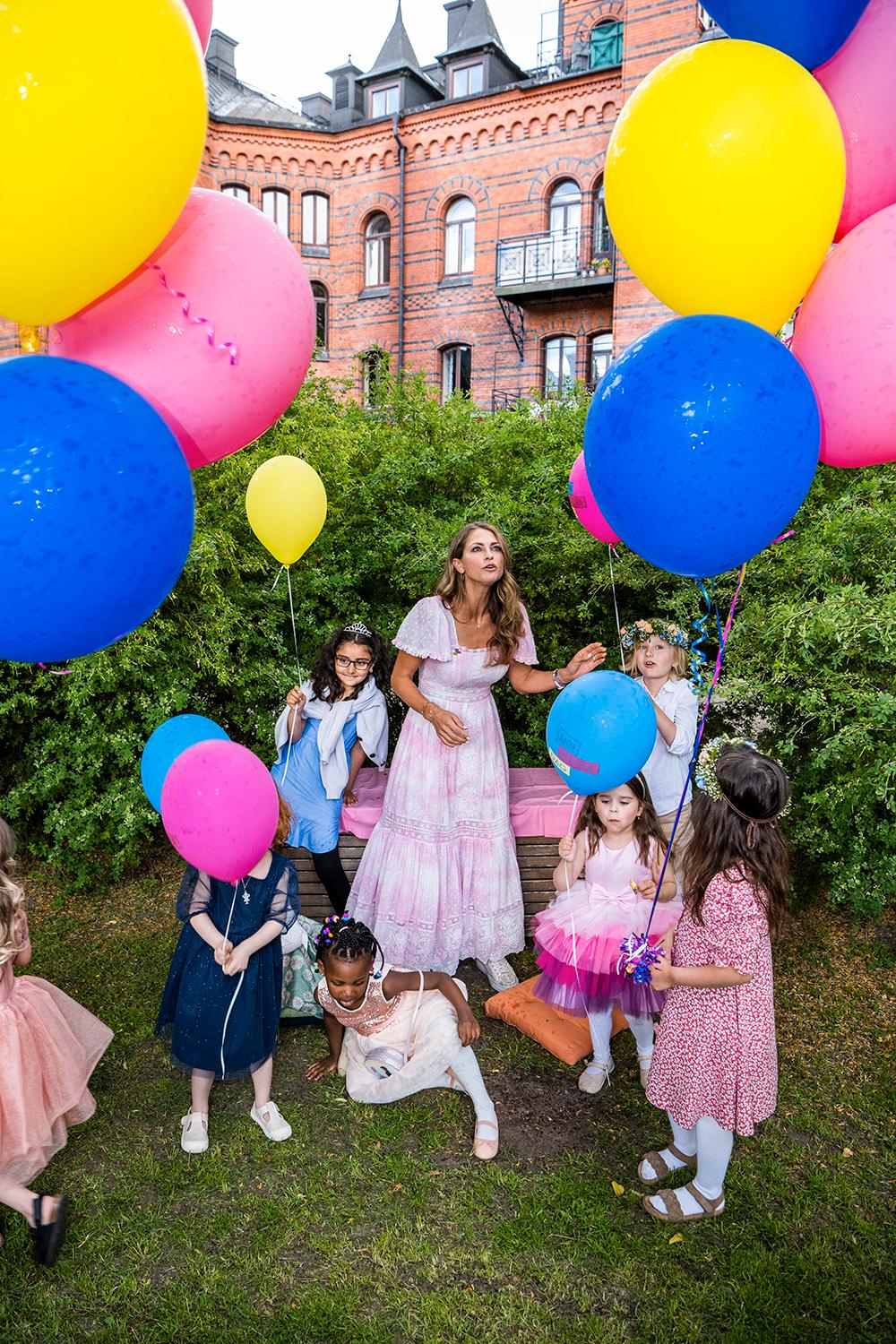 Kalaset avslutades med blå prinsesstårta och flädersaft i trädgården. Självklart fanns det ballonger till alla barnen. 