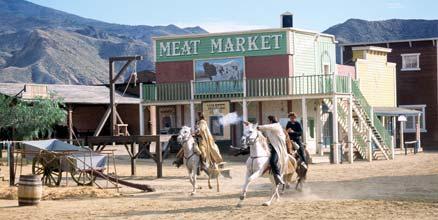 RÅN VARJE DAG Några bovar rånar banken i den dagliga showen och flyr till häst genom Mini-Hollywood. Alla miljöer är bevarade och ser precis ut som på 1960-talet, då bland annat filmen ”Den gode, den onde, den fule” spelades in här.