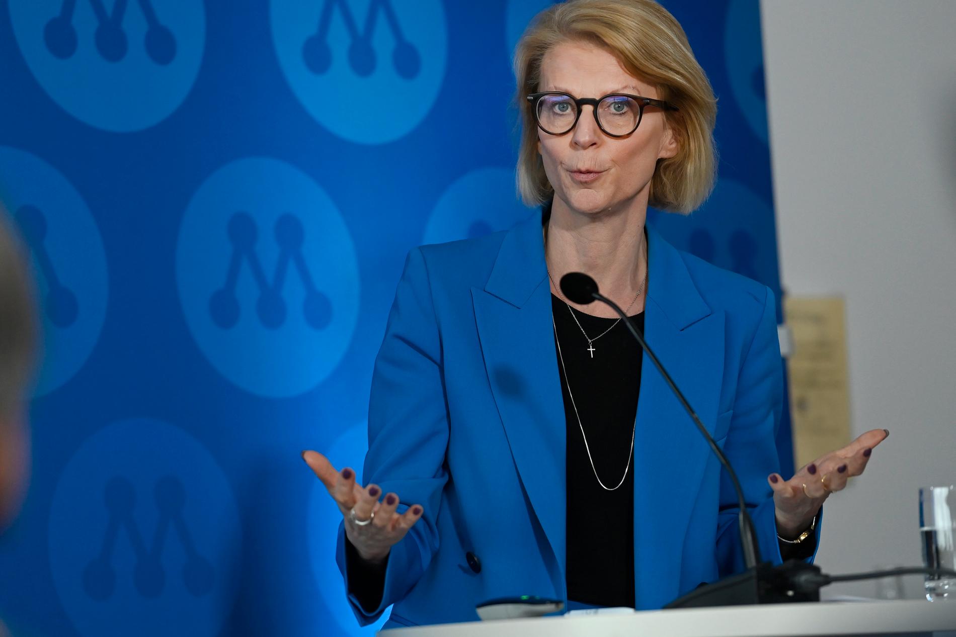 Finansminister Elisabeth Svantesson rycker på axlarna åt regionerna.