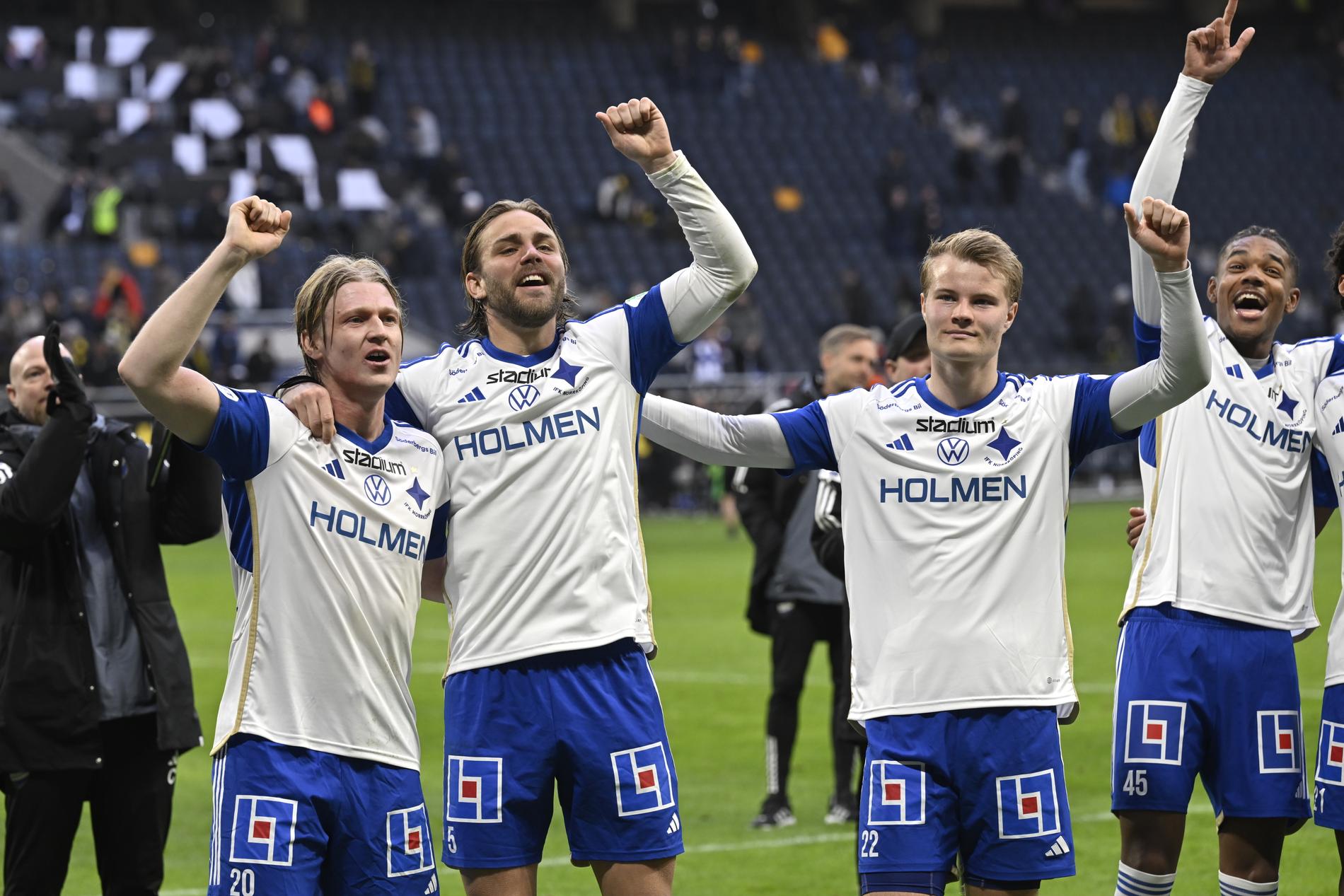 IFK Norrköpings Daniel Fritz Eid, Christoffer Nyman, Andri Lucas Gudjohnsen och Emil Roback firar 3–0-segern mot AIK.
