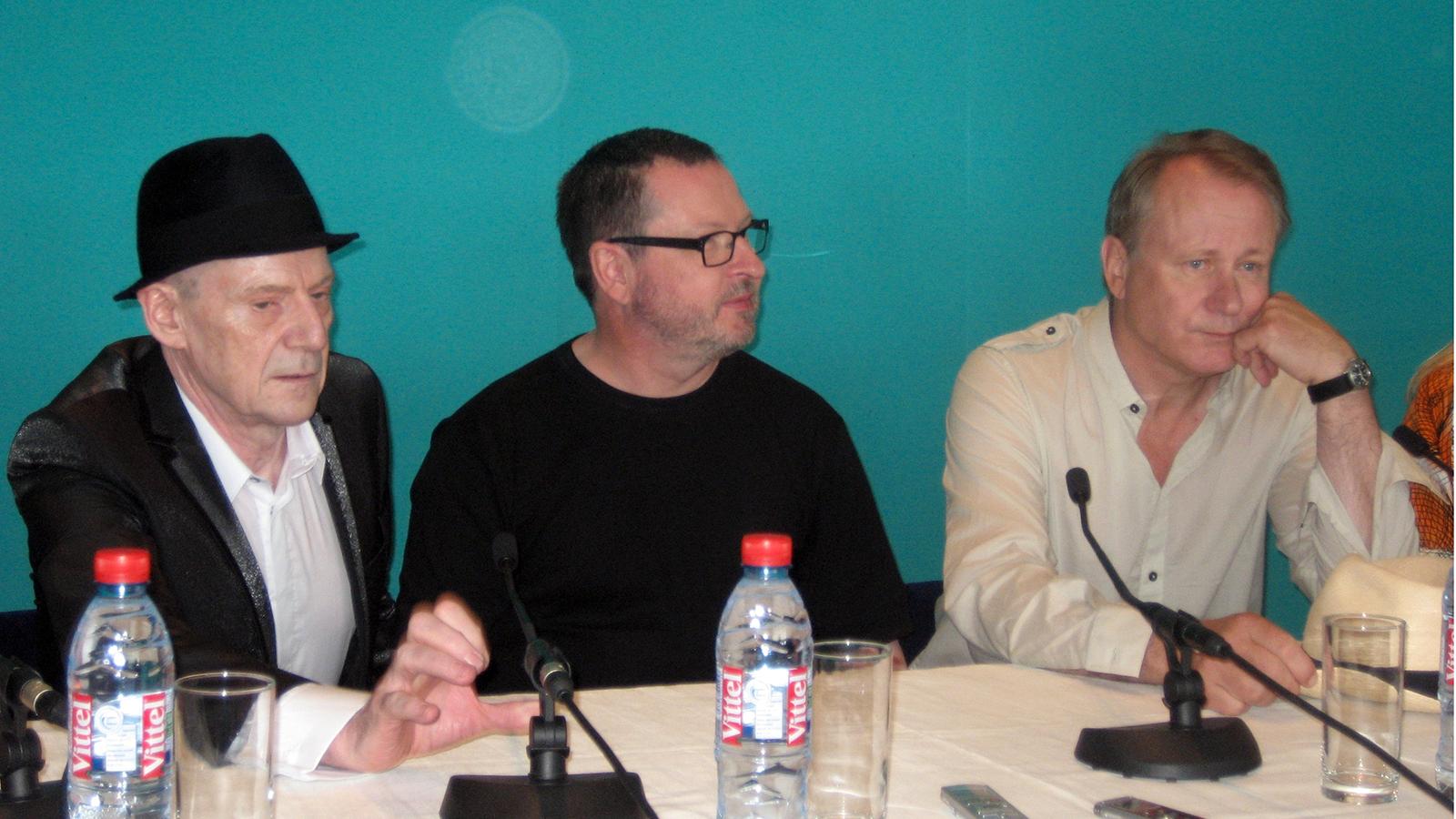 Lars von Trier, Stellan Skarsgård och Jesper Christensen håller skandinavisk presskonferens i Cannes 2011.