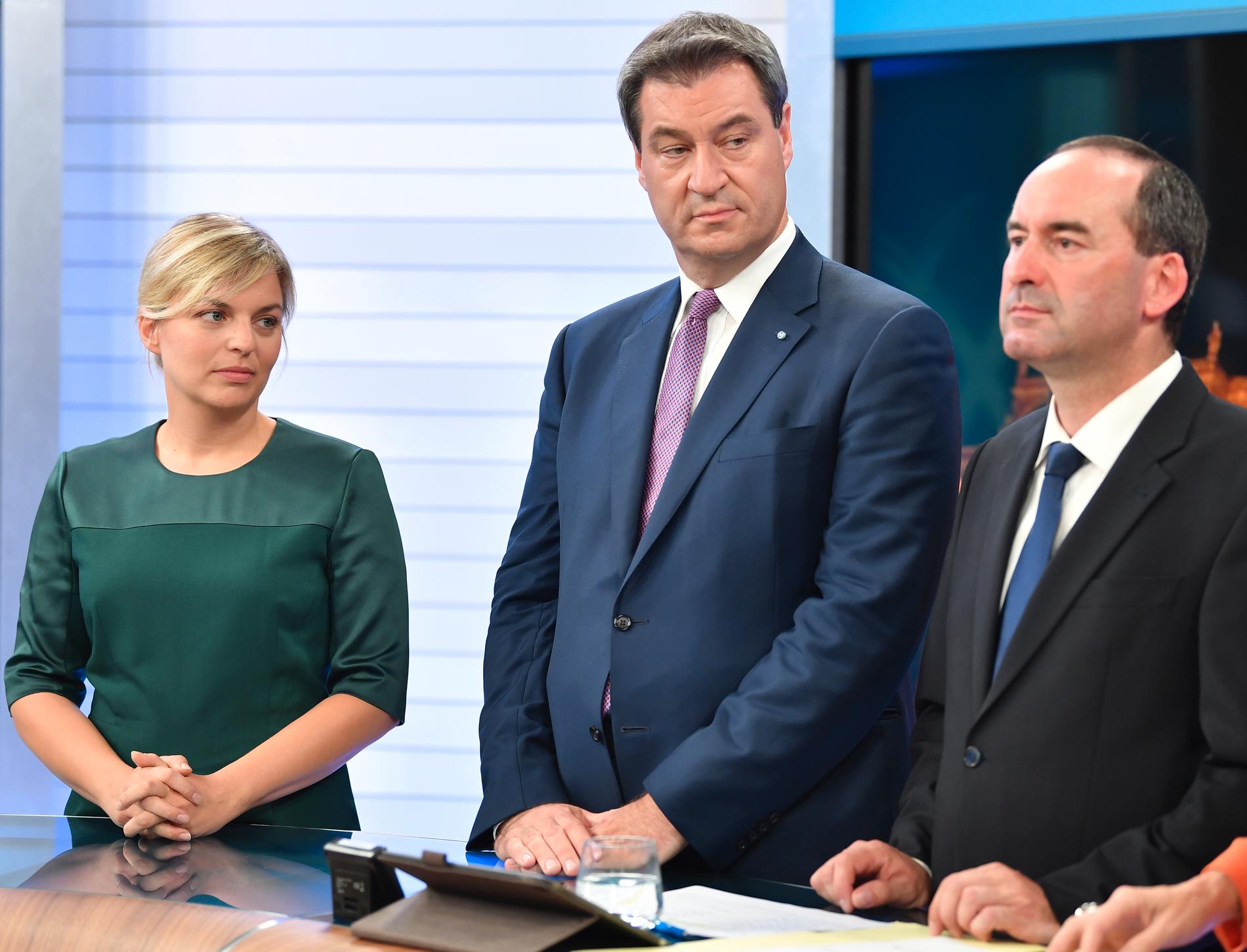 De grönas toppkandidat Katharina Schulze, Bayerns regeringschef Markus Söder (CSU) och Fria väljares toppkandidat Hubert Aiwanger vid en tv-debatt efter söndagens delstatsval.