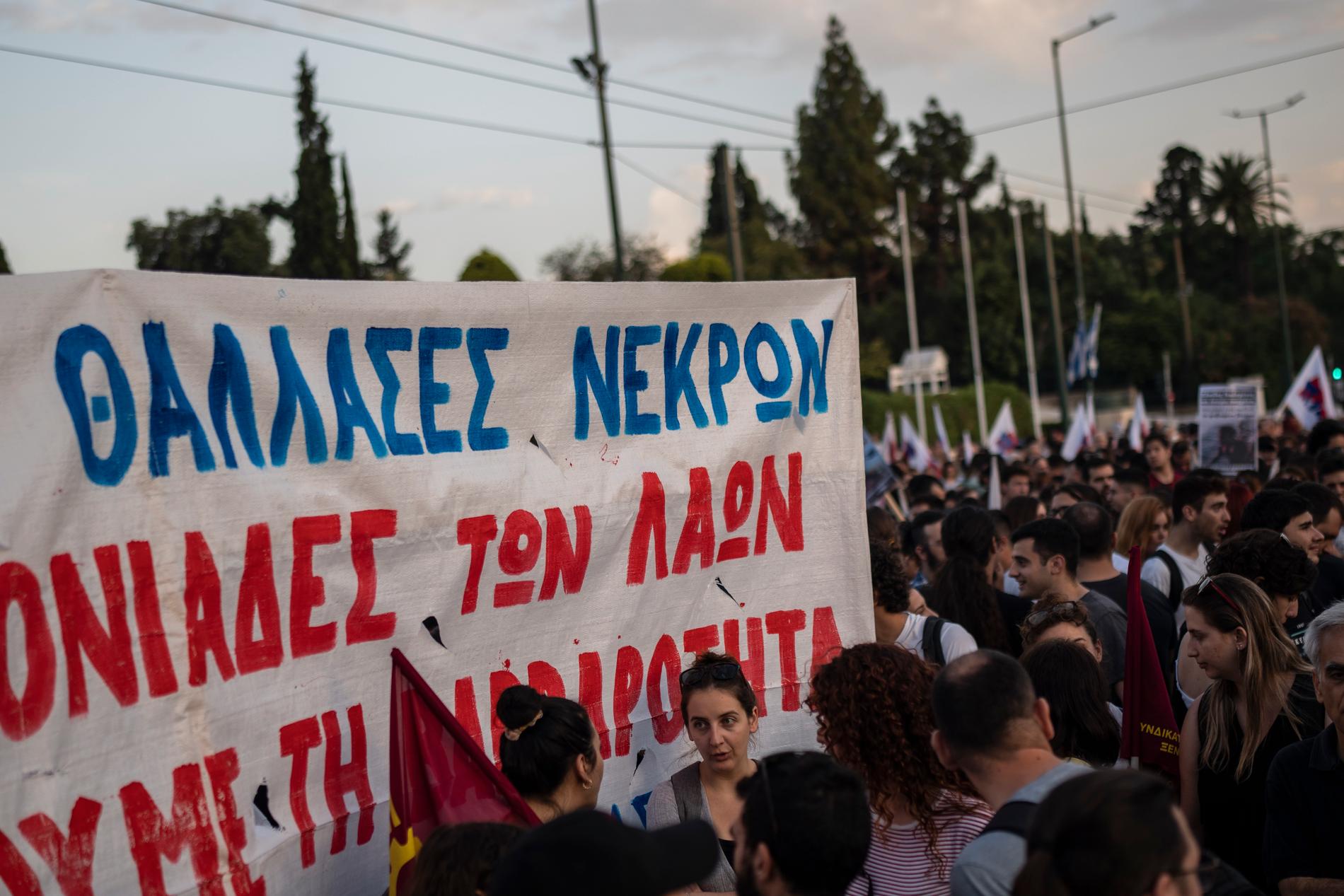 Protester i Aten. Budskapet på banderollen lyder, ungefär:  ”De dödas hav”