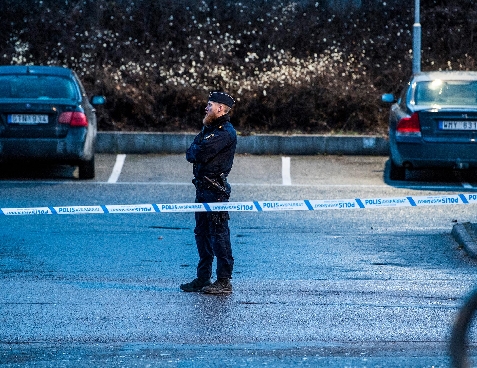 Polis bakom avspärrningarna efter nattens sprängningar i Kista, Stockholm. 