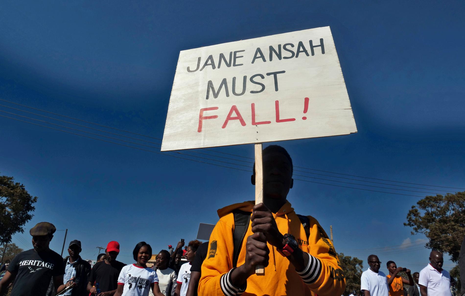 Demonstranter som protesterar mot valet i maj Malawis huvudstad Lilongwe den 20 juni kräver att valkommissionens ordförande Jane Ansah avgår.