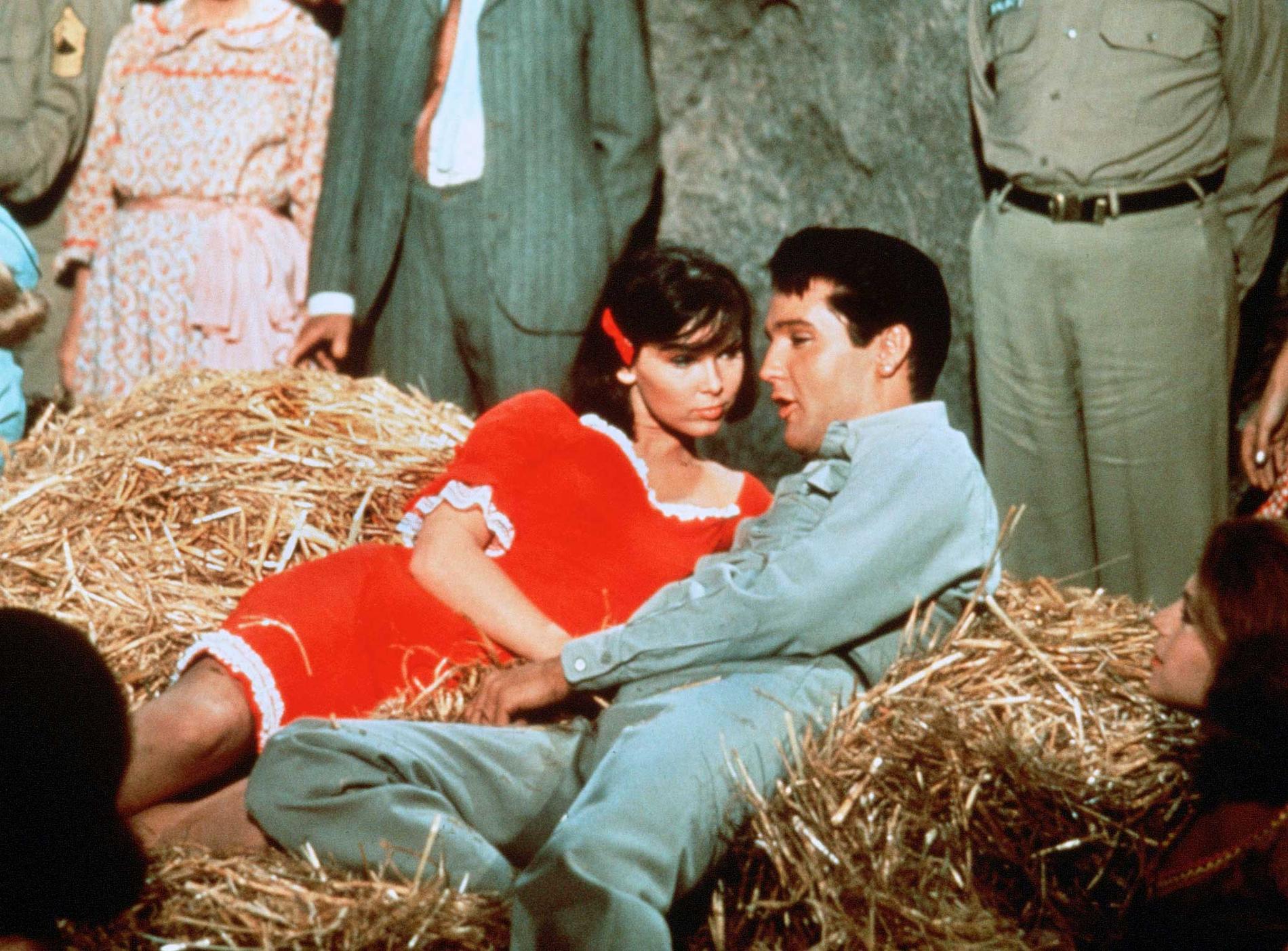 Yvonne Craig och Elvis Presley i ”Kissin' cousins”.