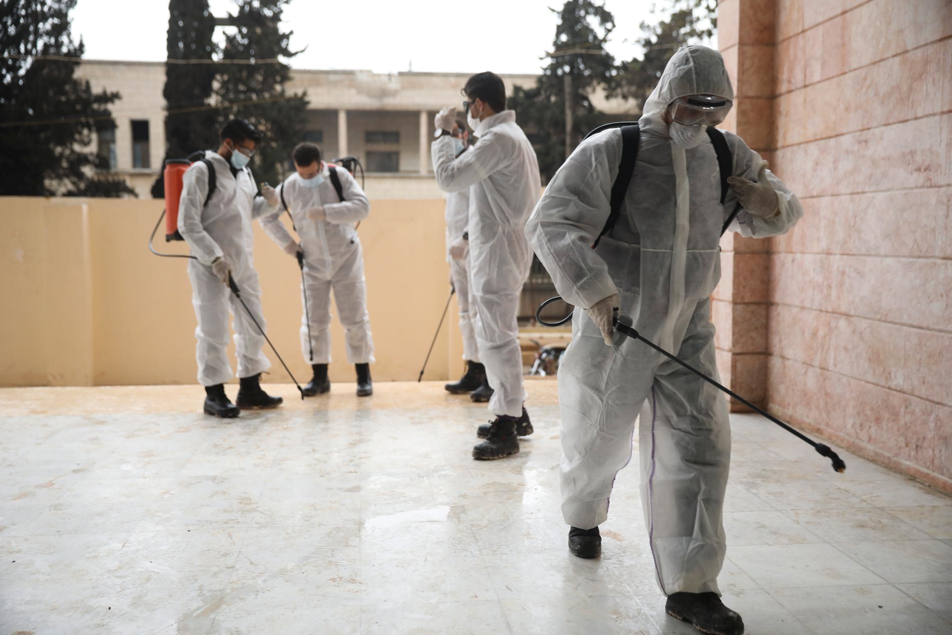 Personal från en hjälporganisation desinficerar sjukhuslokaler i staden Idlib för att försöka förhindra ett större coronavirusutbrott.