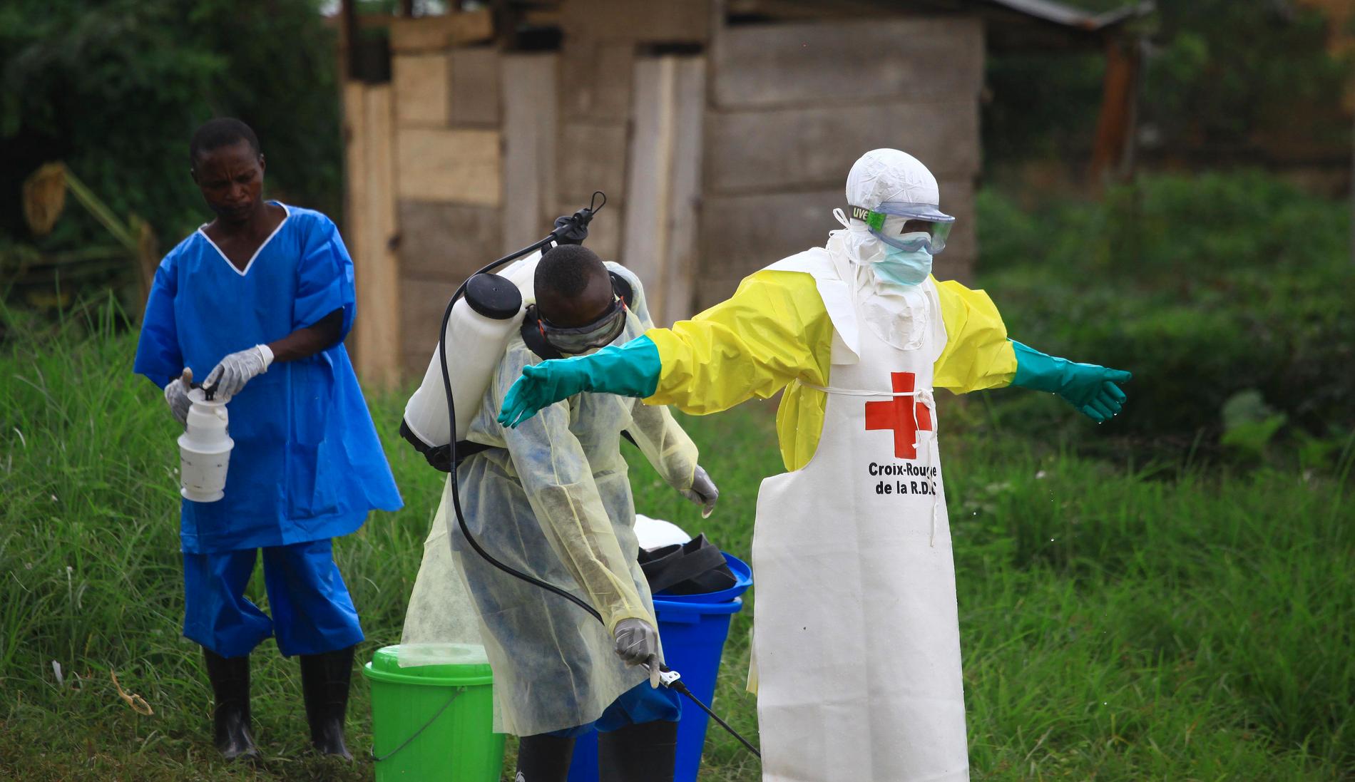 Sjukvårdspersonal som arbetar på ett behandlingscenter för ebolapatienter i Kongo-Kinshasa sprejas med desinfektionsmedel. Arkivbild.