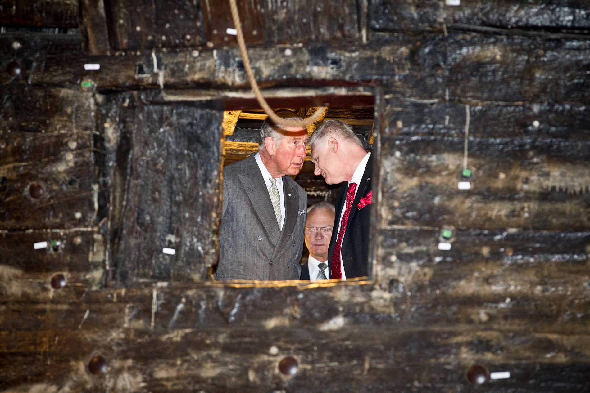 Kung Carl XVI Gustaf och nuvarande kung Charles III ombord på Vasaskeppet under ett statsbesök 2012.