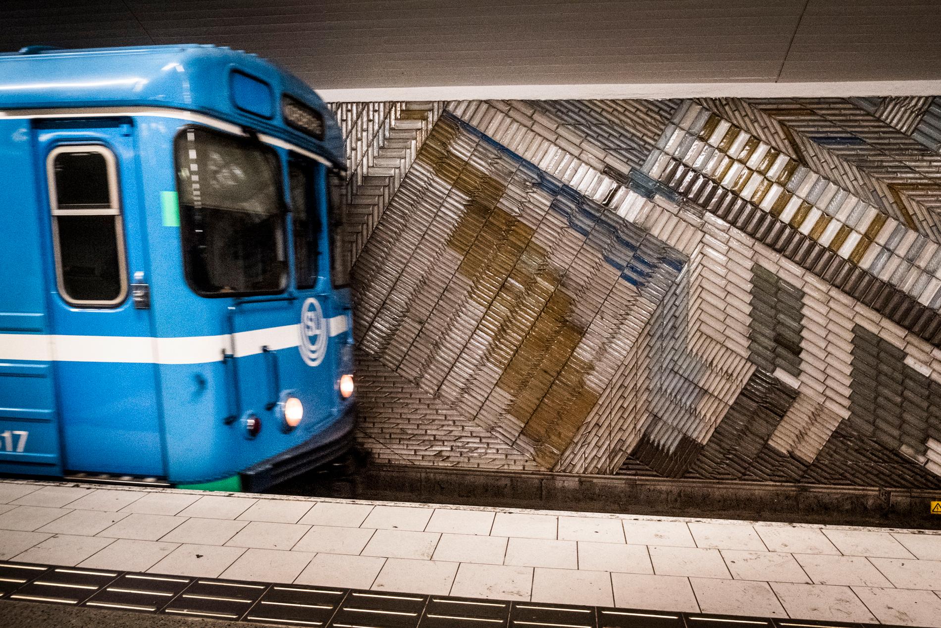 "Jag hör mamman som skriker ett djuriskt skrik och ser då att tunnelbanan åker iväg med halva barnvagnen utanför och det är det jävligaste jag sett", säger Erica Eriksson, som blev vittne till händelsen, till SVT Stockholm. Arkivbild.