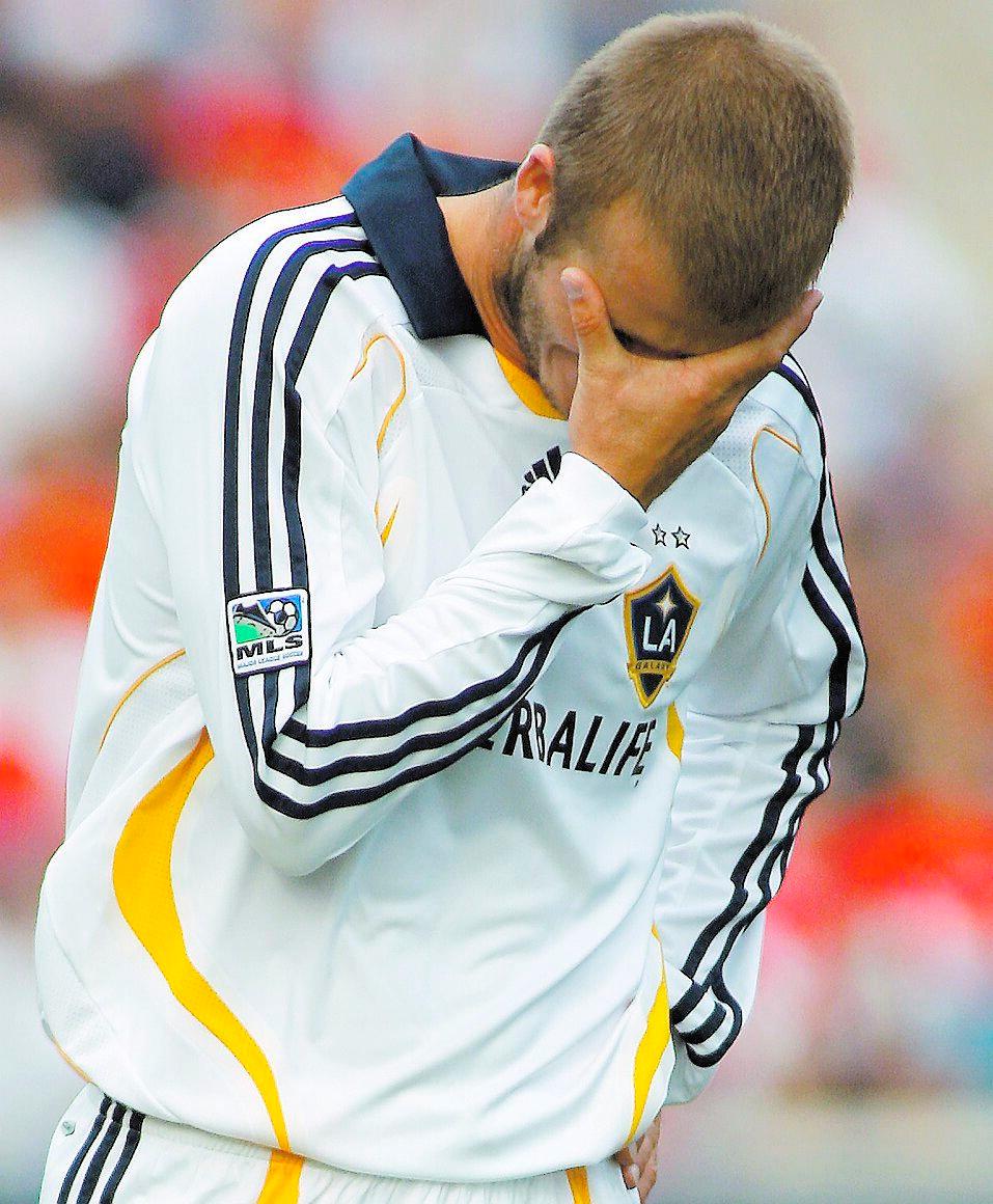 Nej! David Beckham missade en frispark i 90:e minuten, och sista chansen att rädda fiaskosäsongen hade gått honom förbi. LA Galaxy missar slutspel.