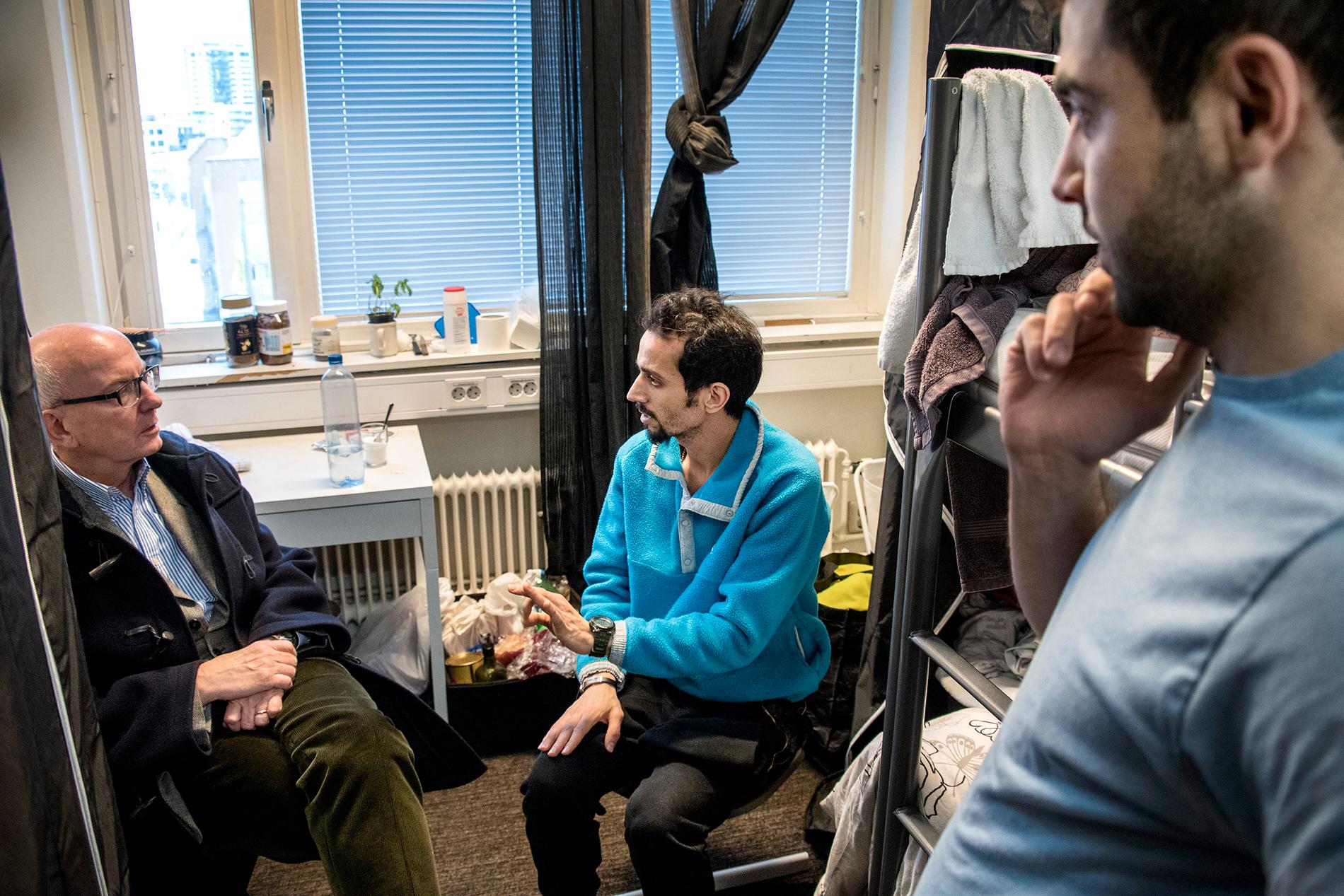Aftonbladets Peter Kadhammar med flyktingarna.