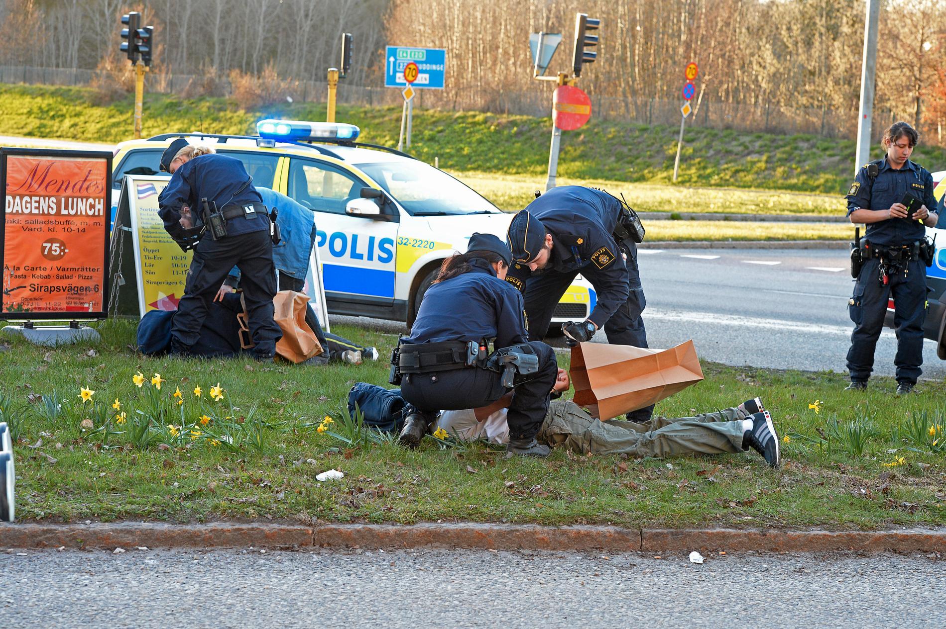 Fyra personer grips av polis efter skjutning i Hässelby Gård.