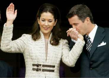 När Mary Donaldson och den danske kronprinsen Frederik förlovade sig i oktober 2003 fick de vinka till 20 000 danskar. Bröllopskortegen den 14 maj väntas locka en miljon människor.