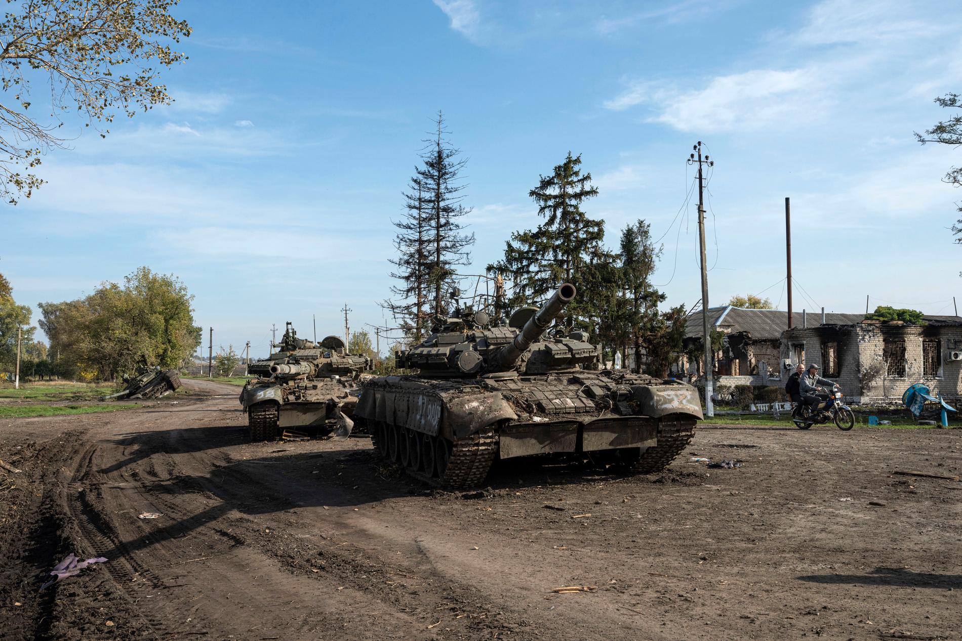 En övergiven rysk stridsvagn i staden Kupjansk i Ukraina.