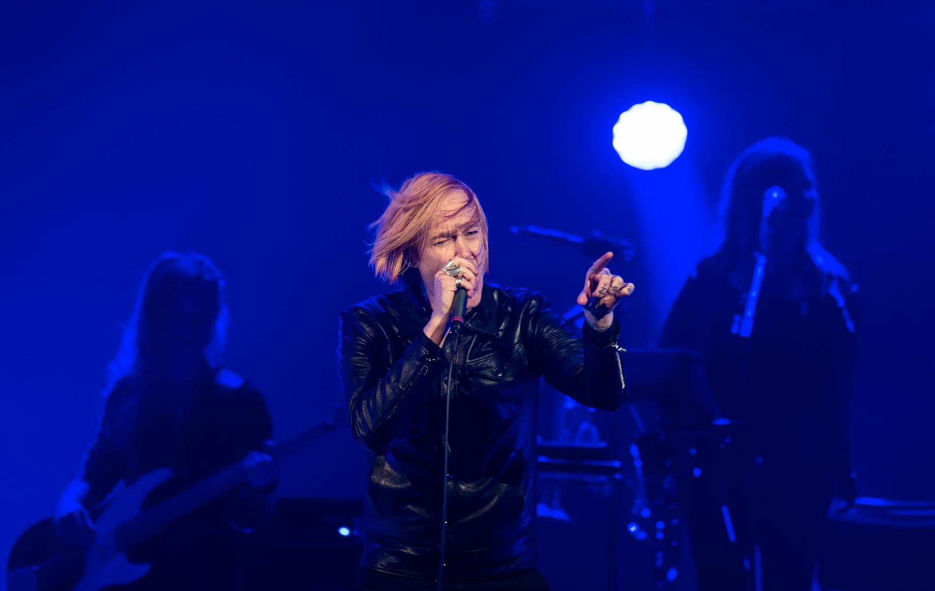 Dennis Lyxzén öppnade hyllningskonserten till David Bowie med ”Rebel rebel”.