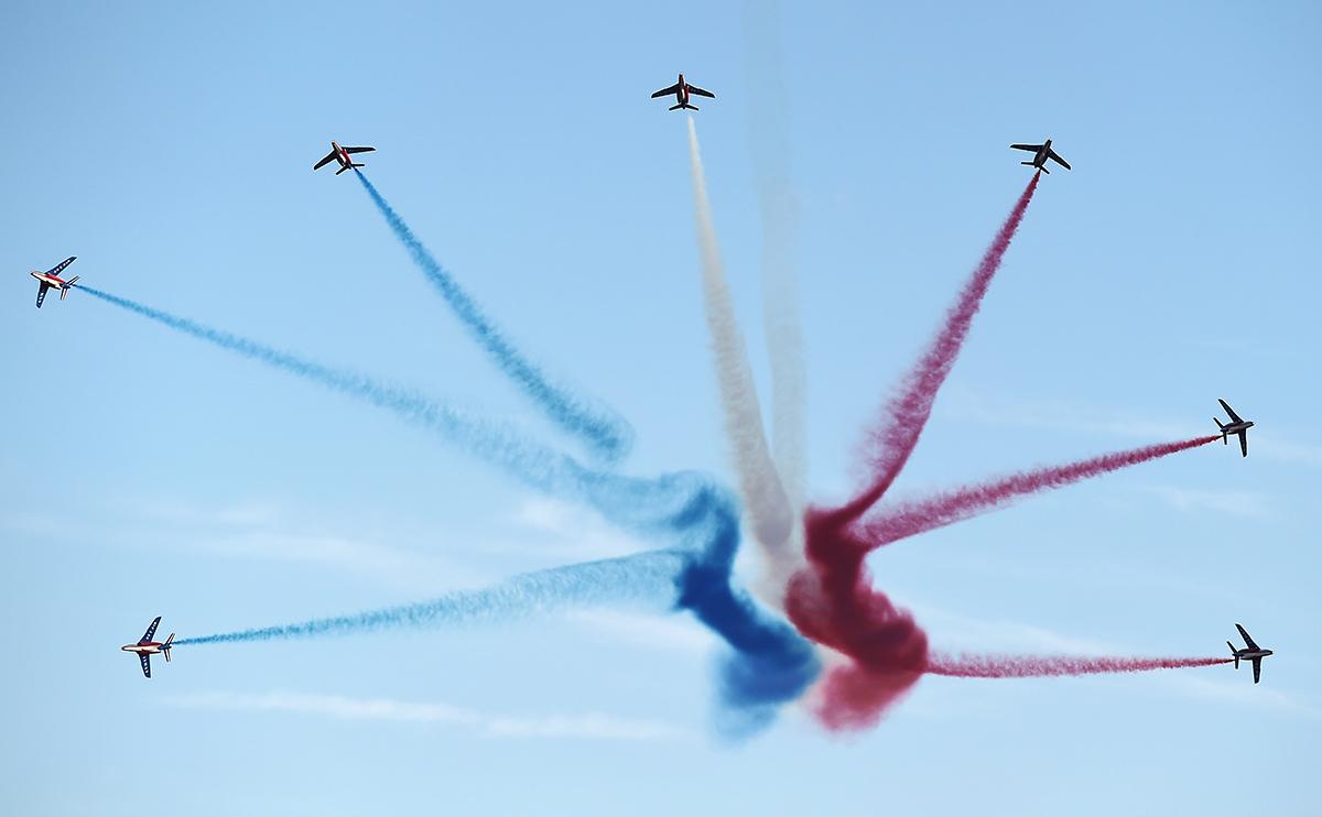Haguenau, Frankrike: Franska flygakrobaterna i Patrouille de France målar landets flagga på himlen under en övning.