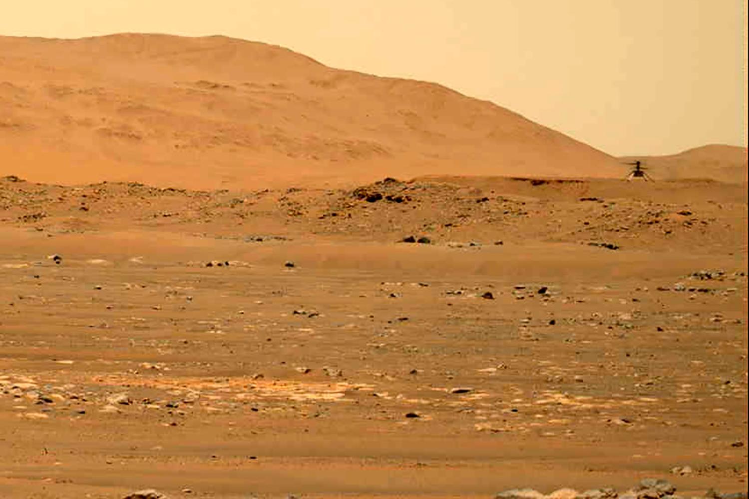 Nasas minihelikopter svävar över Marsytan under sin fjärde flygning, den 30 april.