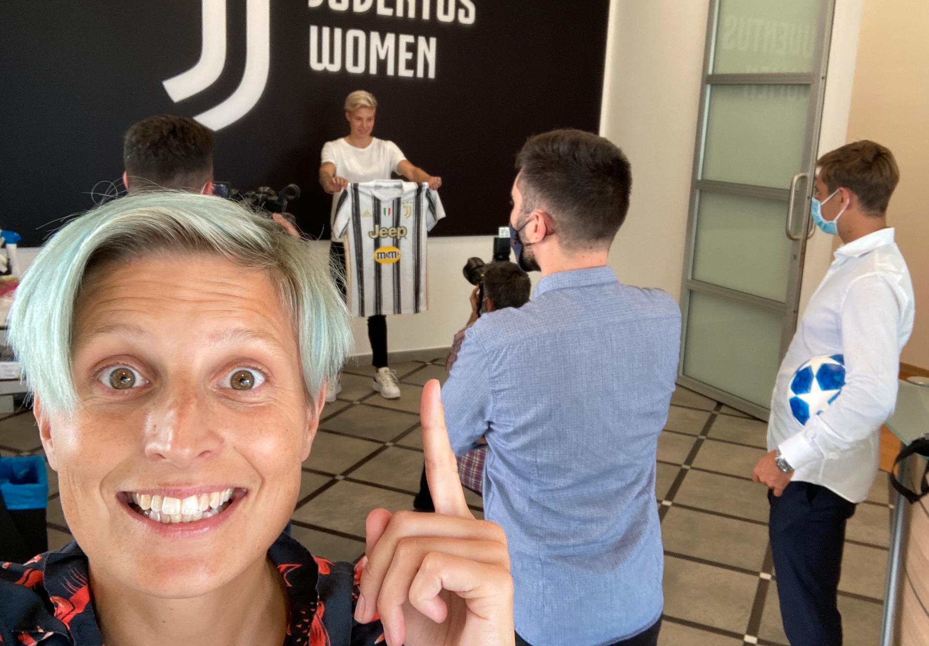 Lisa Ek på plats när Lina Hurtig presenteras av Juventus.