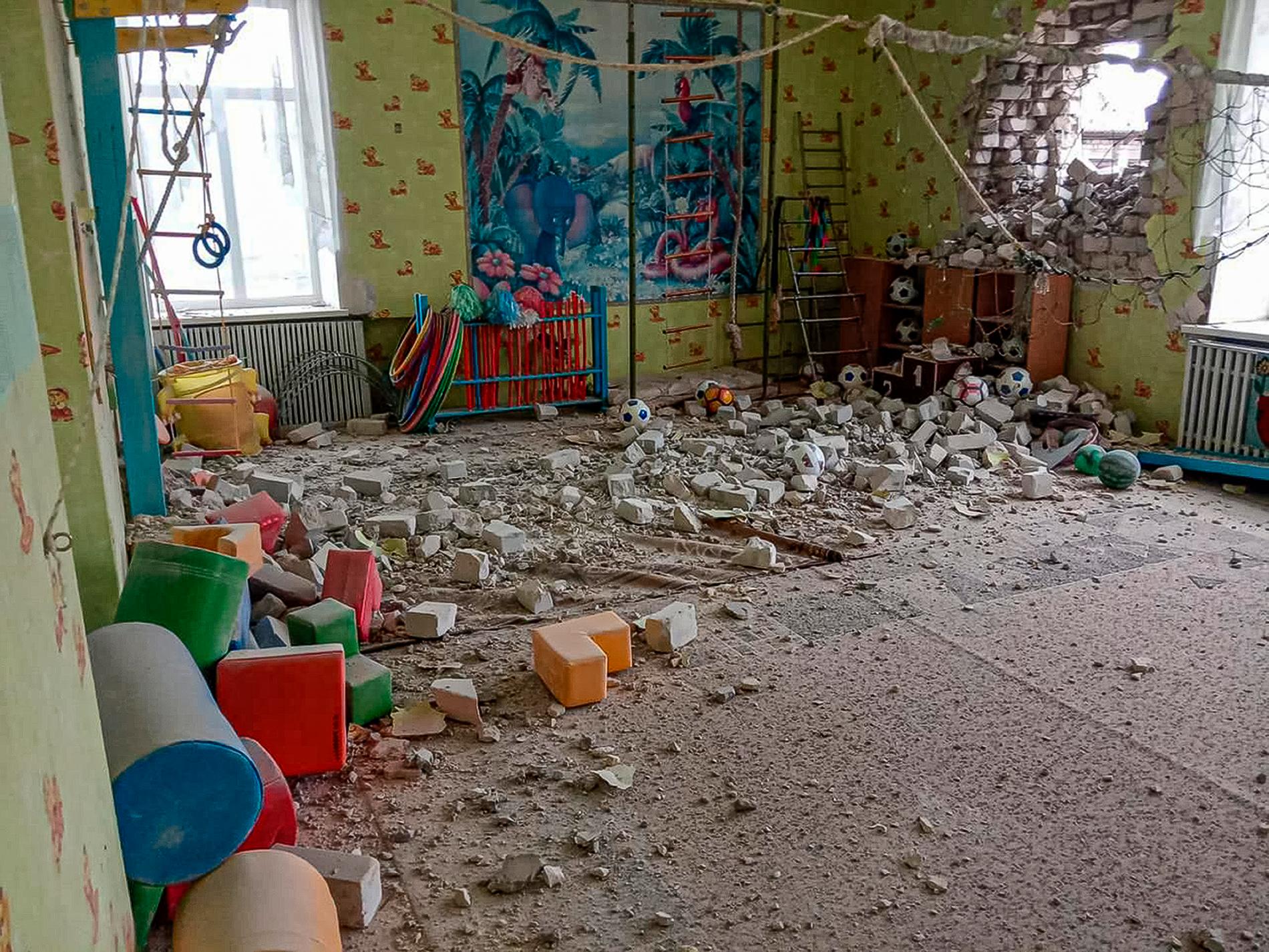På bilder från platsen kan man skymta ett stort hål i förskolans tegelfasad. På golvet ligger leksaker blandat med tegel och damm.