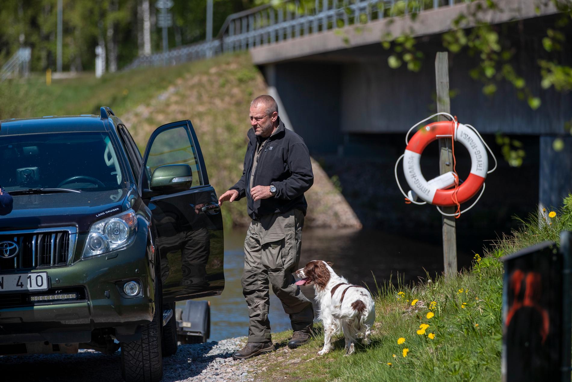 Polisens specialsökhundar har markerat i ån Lagan. Bild från en tidigare sökning efter Mattias. 