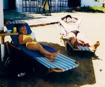 1999 Malin njuter av strandlivet med Lars Göran.