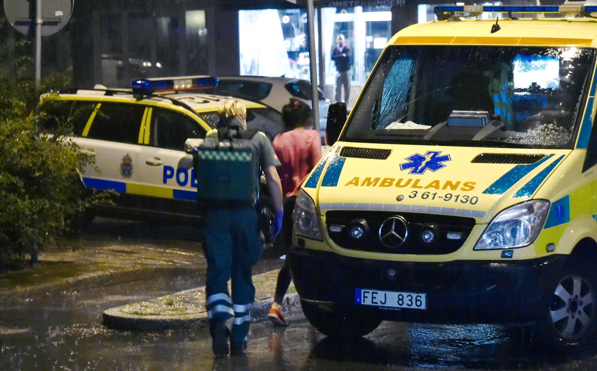 Två kvinnor rånades och misshandlades i sin lägenhet i Malmö.