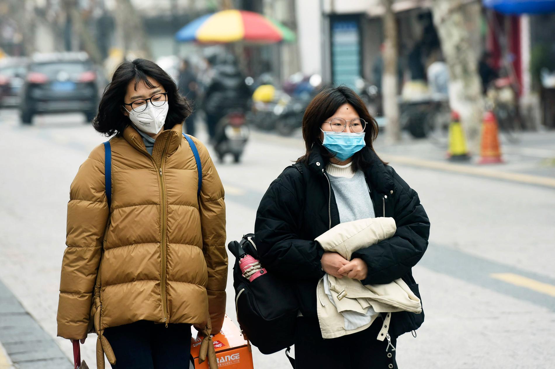 Många i Kina bär nu ansiktsmasker. 