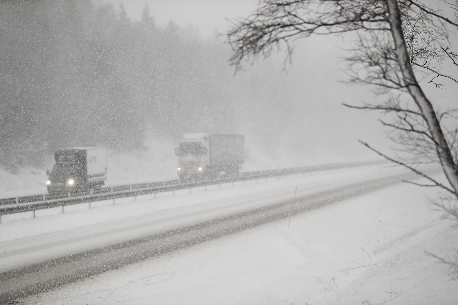 Trafikproblem på Hallandsåsen efter gårdagens snöoväder.